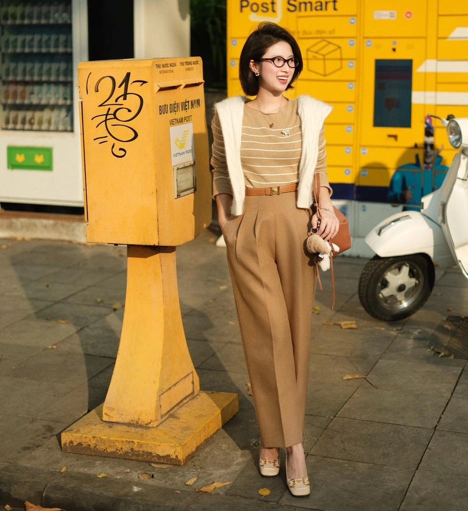 Wanita kantoran tampil segar dengan tips memadupadankan pakaian berwarna hangat - Foto 5. Chị em công sở trẻ hóa với mẹo phối đồ gam màu ấm- Ảnh 5.