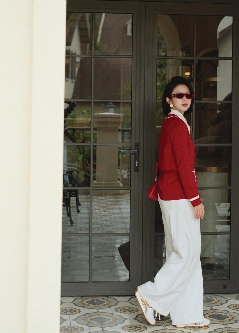 Wanita kantoran tampil segar dengan tips memadupadankan pakaian berwarna hangat - Foto 6. Chị em công sở trẻ hóa với mẹo phối đồ gam màu ấm- Ảnh 6.