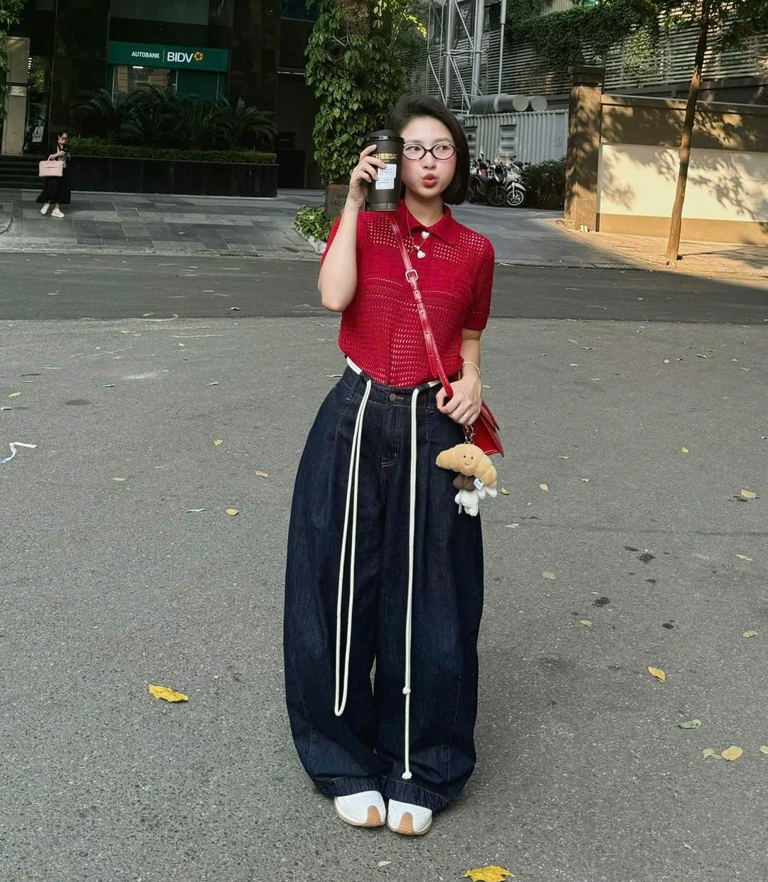 Wanita kantoran tampil segar dengan tips memadupadankan pakaian berwarna hangat - Foto 4. Chị em công sở trẻ hóa với mẹo phối đồ gam màu ấm- Ảnh 4.