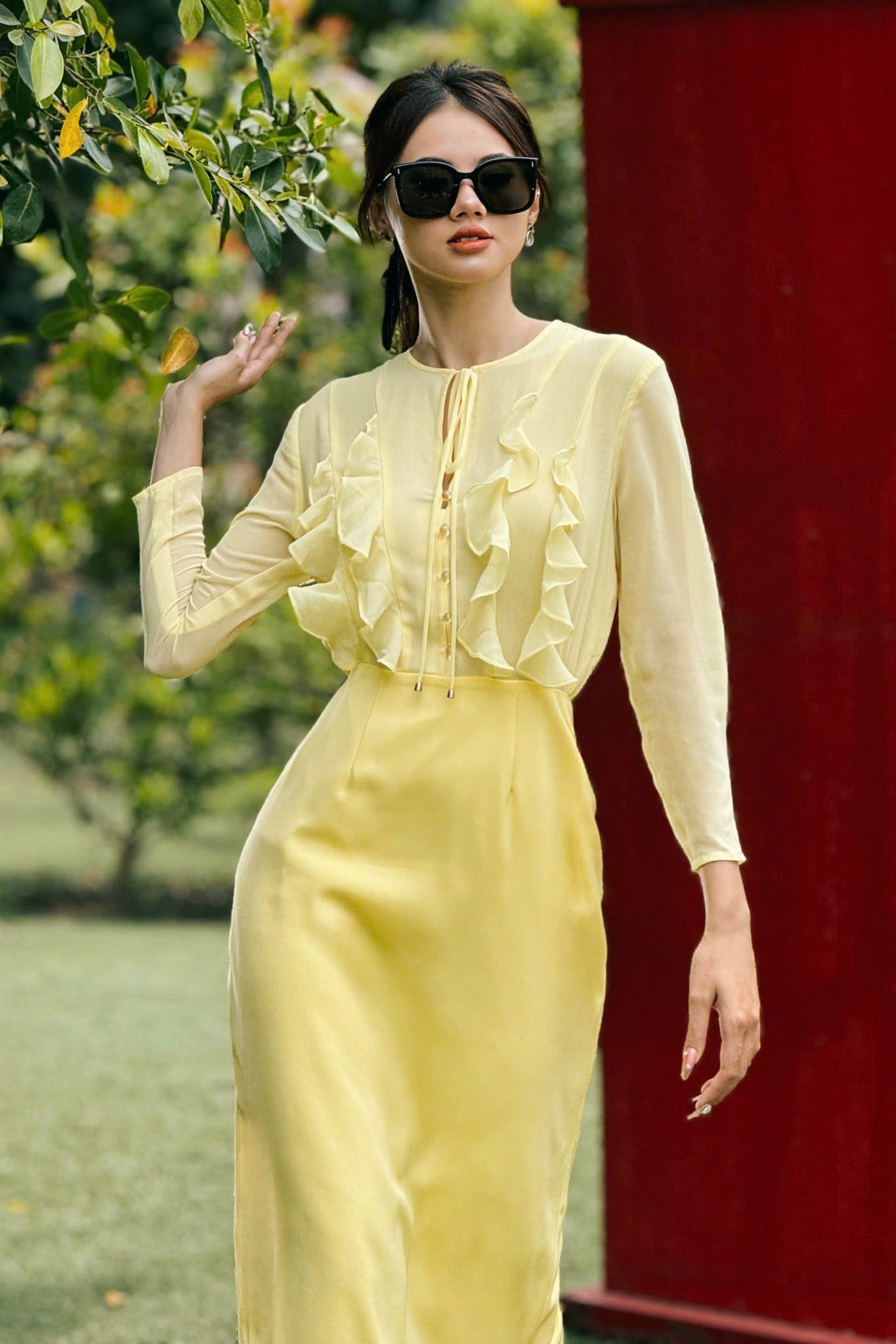 Wanita kantoran menyegarkan diri dengan tips memadupadankan pakaian berwarna hangat - Foto 8. Chị em công sở trẻ hóa với mẹo phối đồ gam màu ấm- Ảnh 8.