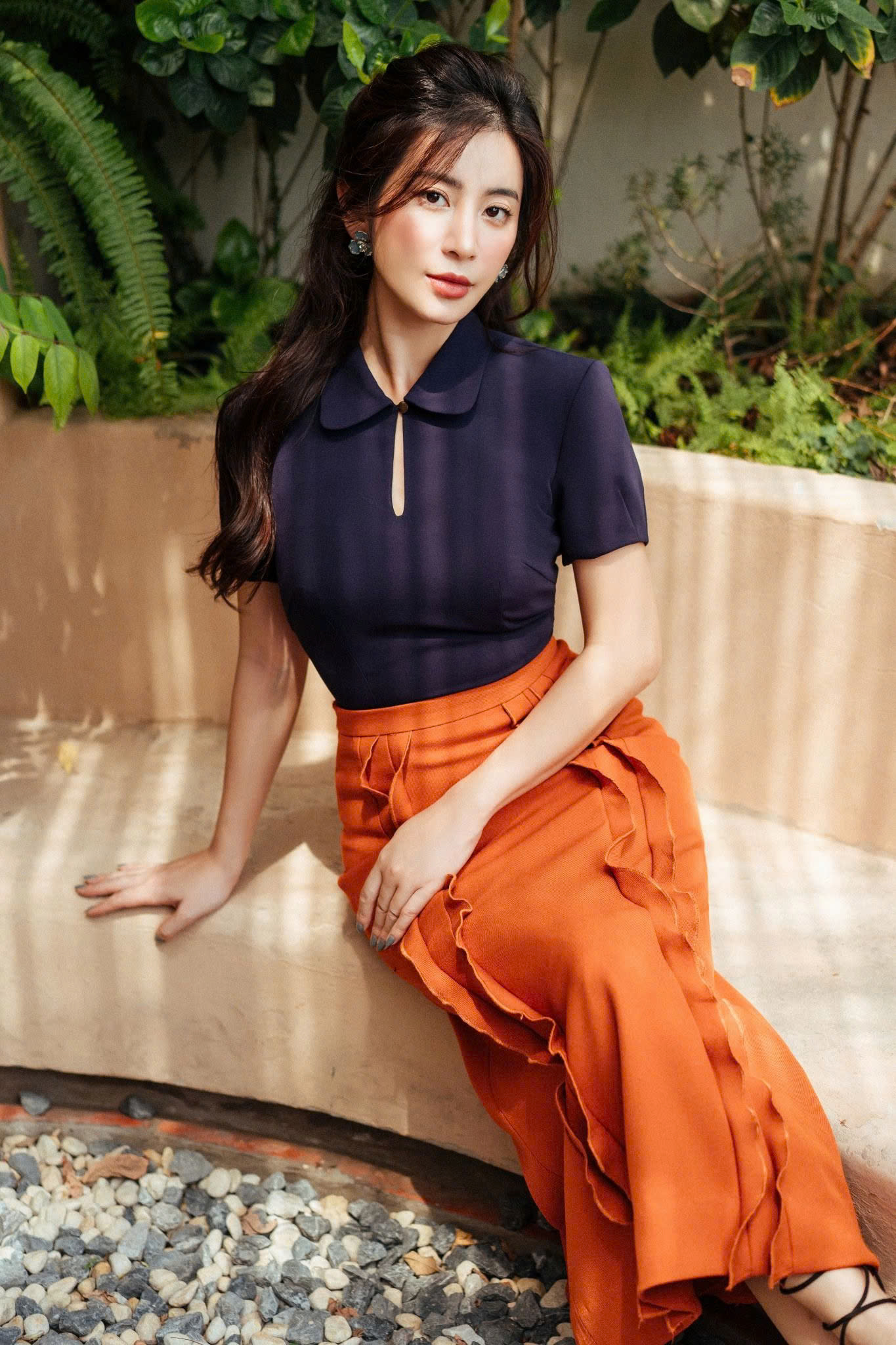 Wanita kantoran menyegarkan diri dengan tips memadupadankan pakaian berwarna hangat - Foto 9. Chị em công sở trẻ hóa với mẹo phối đồ gam màu ấm- Ảnh 9.