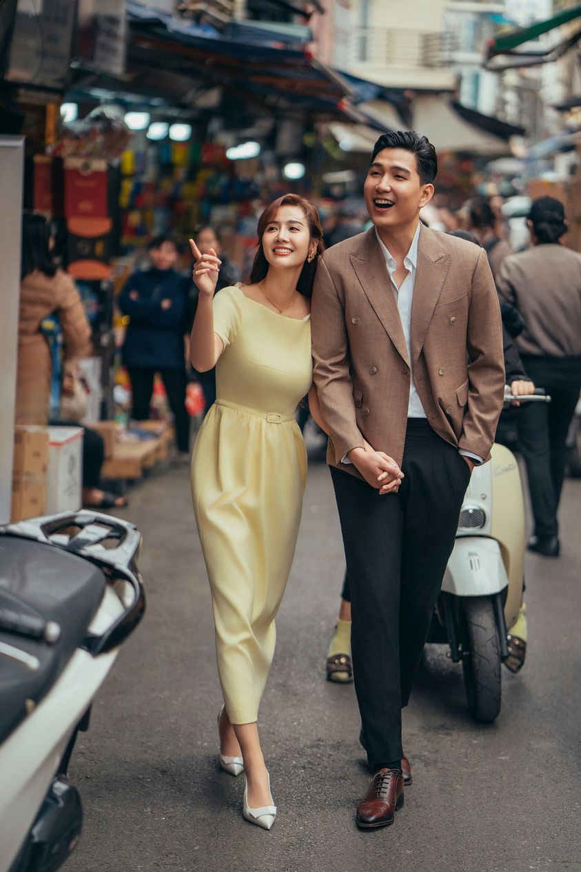 Wanita kantoran tampil segar dengan tips memadupadankan pakaian berwarna hangat - Foto 2. Chị em công sở trẻ hóa với mẹo phối đồ gam màu ấm- Ảnh 2.