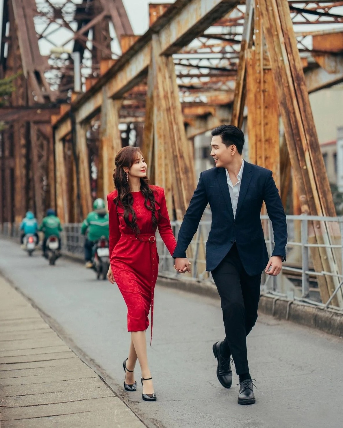 Wanita kantoran tampil segar dengan tips memadupadankan pakaian berwarna hangat - Foto 10. Chị em công sở trẻ hóa với mẹo phối đồ gam màu ấm- Ảnh 10.