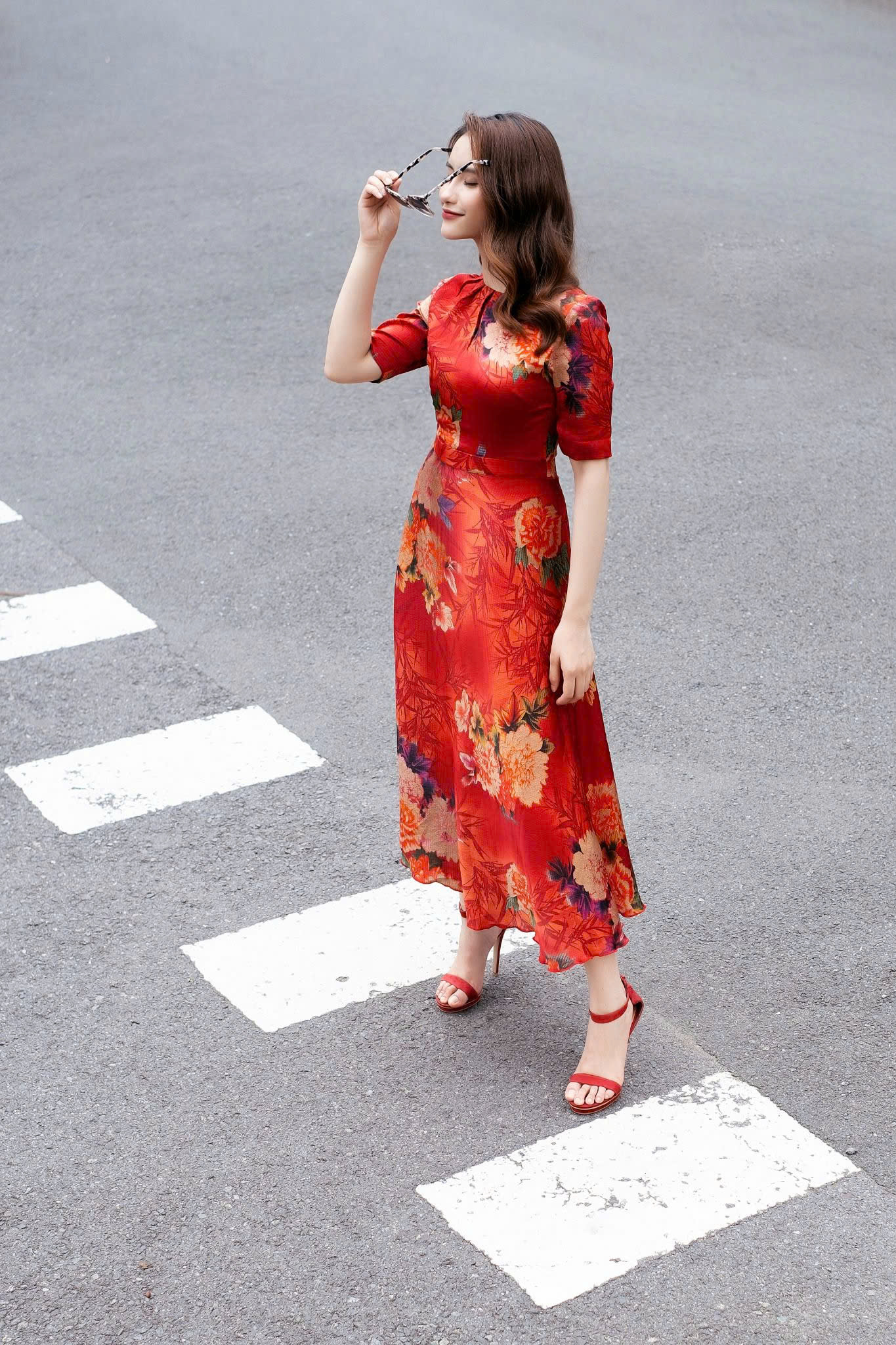 Wanita kantoran tampil segar dengan tips memadupadankan pakaian berwarna hangat - Foto 3. Chị em công sở trẻ hóa với mẹo phối đồ gam màu ấm- Ảnh 3.