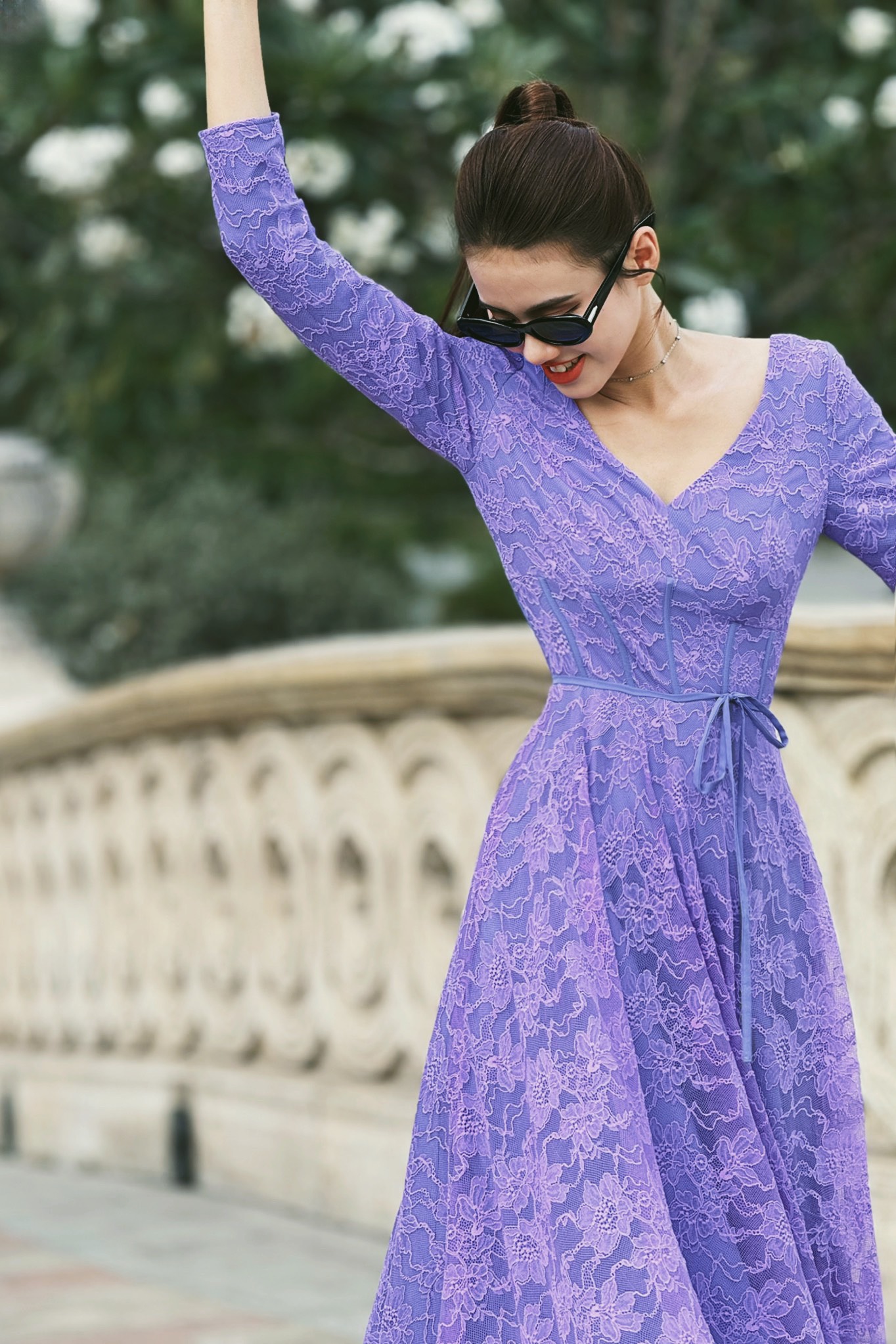 Wanita kantoran tampil segar dengan tips memadupadankan pakaian berwarna hangat - Foto 1. Chị em công sở trẻ hóa với mẹo phối đồ gam màu ấm- Ảnh 1.