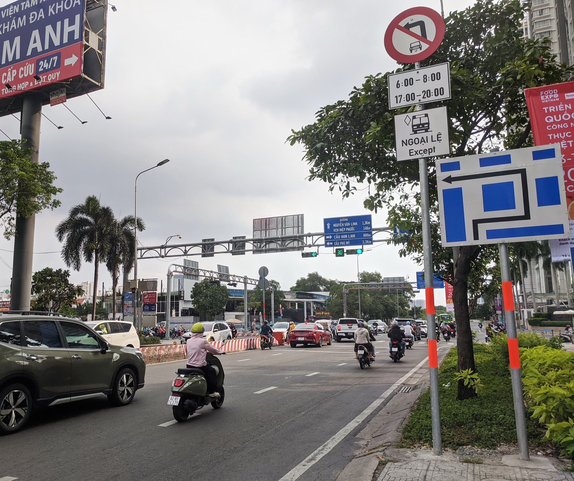 Khó nhìn thấy biển cấm ô tô rẽ trái- Ảnh 1.