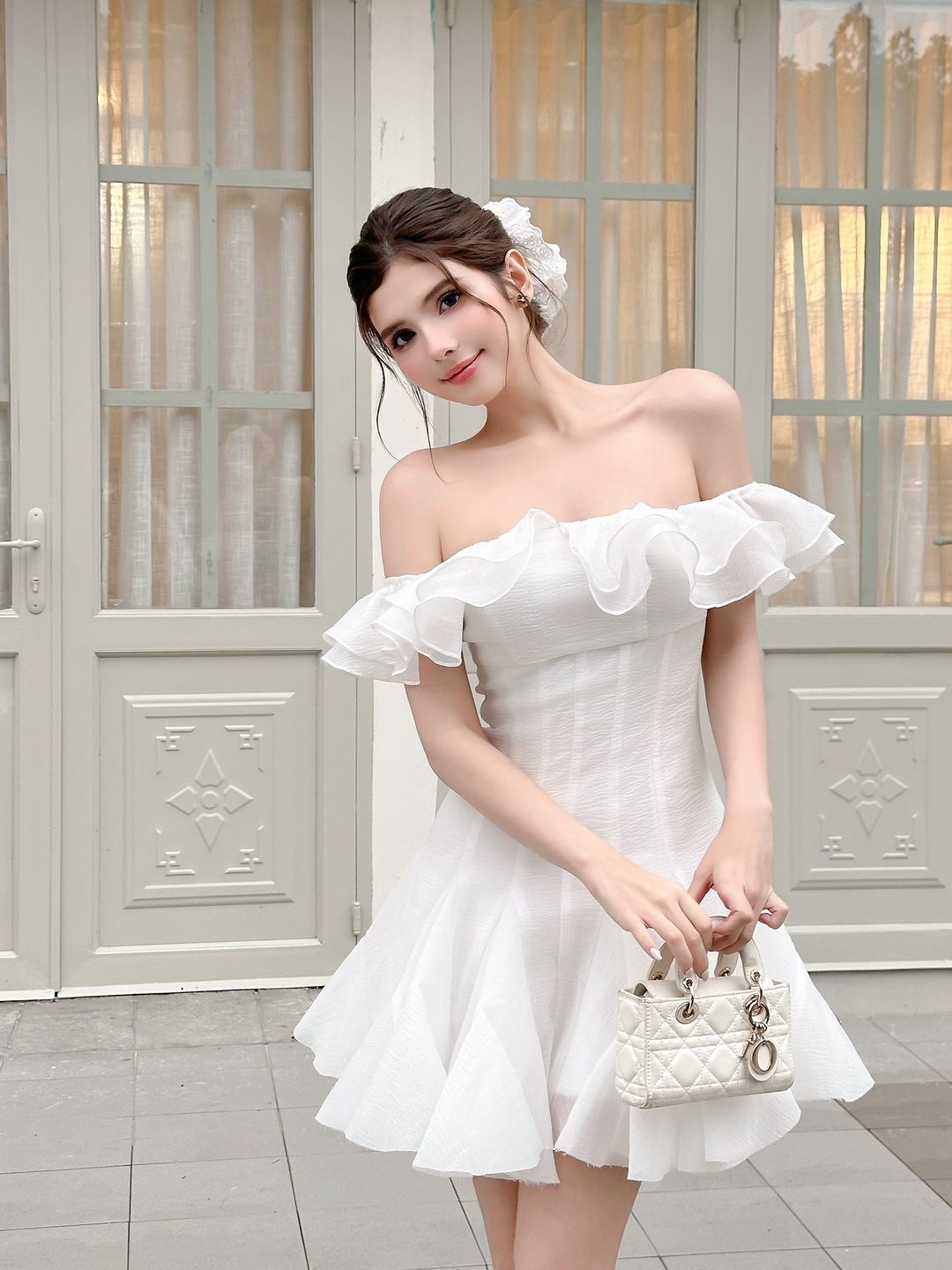 គន្លឹះក្នុងការស្លៀកពាក់ឱ្យបានស្អាតក្នុងរដូវកាលនេះ គឺរ៉ូបបិទស្មាដ៏ទាក់ទាញ - រូបថត ៣. Chìa khóa mặc đẹp mùa này gọi tên váy trễ vai đầy cuốn hút- Ảnh 3.