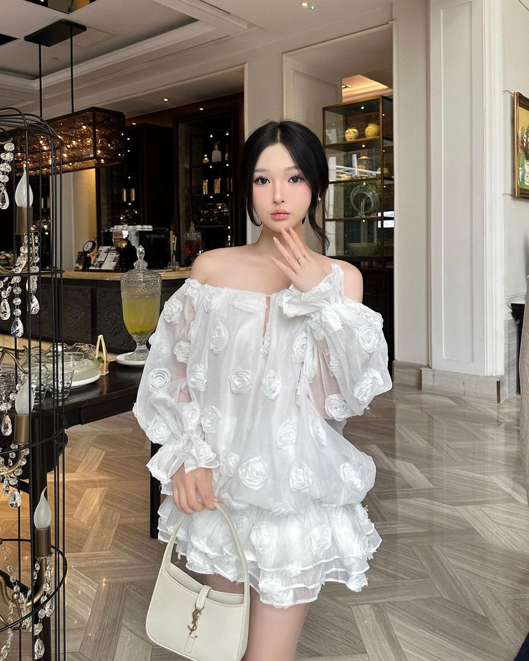 គន្លឹះក្នុងការស្លៀកពាក់ឱ្យបានស្អាតក្នុងរដូវកាលនេះគឺរ៉ូបបិទស្មាដ៏ទាក់ទាញ - រូបថត ២. Chìa khóa mặc đẹp mùa này gọi tên váy trễ vai đầy cuốn hút- Ảnh 2.