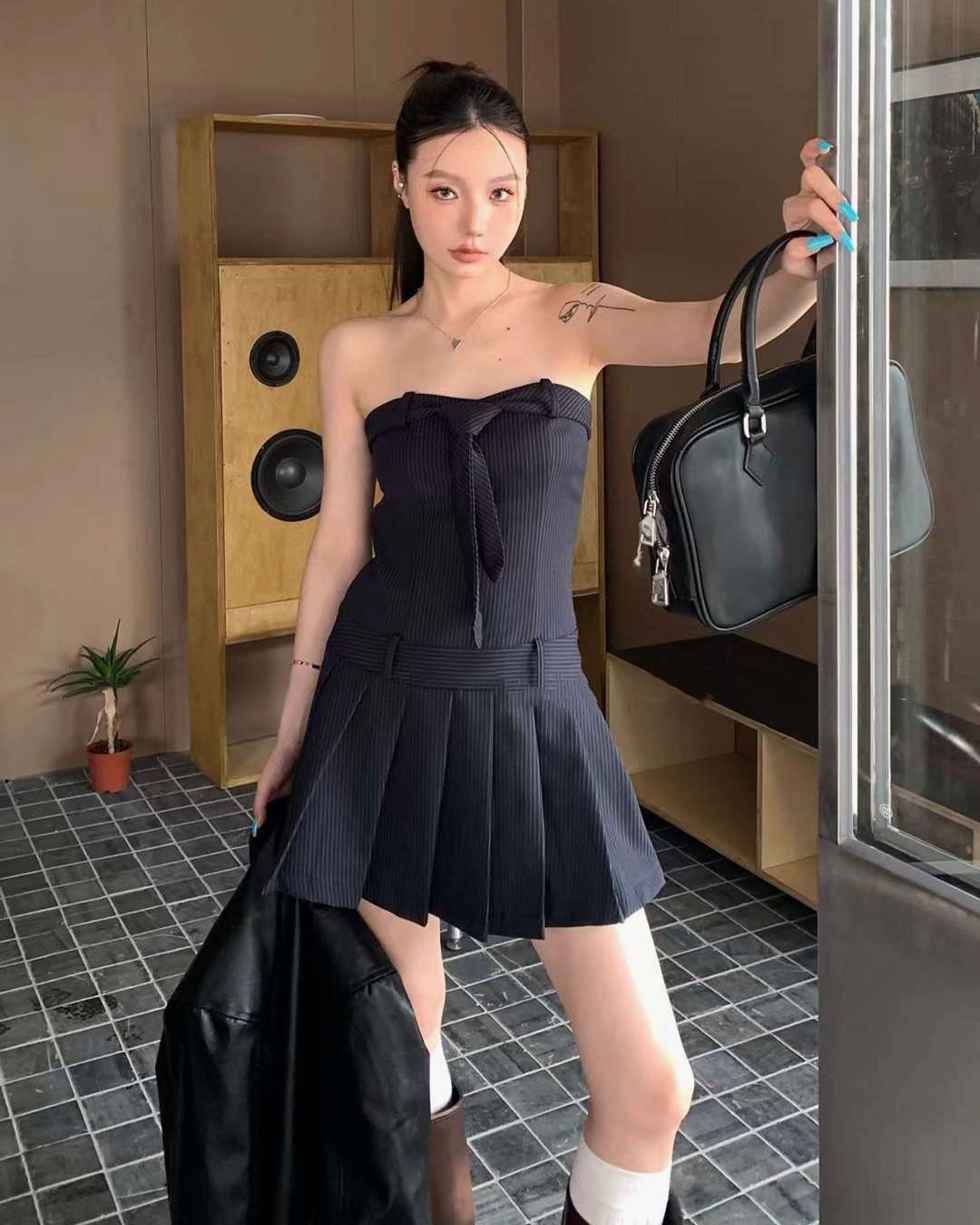 គន្លឹះក្នុងការស្លៀកពាក់ឱ្យបានស្អាតក្នុងរដូវកាលនេះគឺរ៉ូបបិទស្មាដ៏ទាក់ទាញ - រូបថត ១៣. Chìa khóa mặc đẹp mùa này gọi tên váy trễ vai đầy cuốn hút- Ảnh 13.