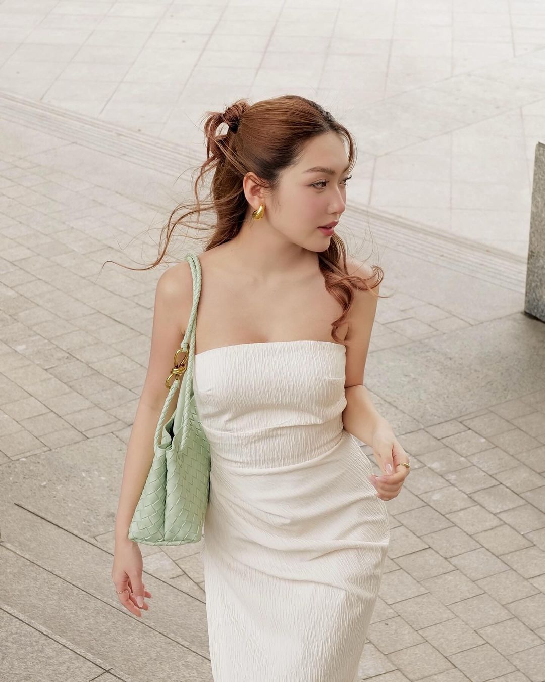 គន្លឹះក្នុងការស្លៀកពាក់ឱ្យបានស្អាតក្នុងរដូវកាលនេះ គឺរ៉ូបបិទស្មាដ៏ទាក់ទាញ - រូបថត ៧. Chìa khóa mặc đẹp mùa này gọi tên váy trễ vai đầy cuốn hút- Ảnh 7.