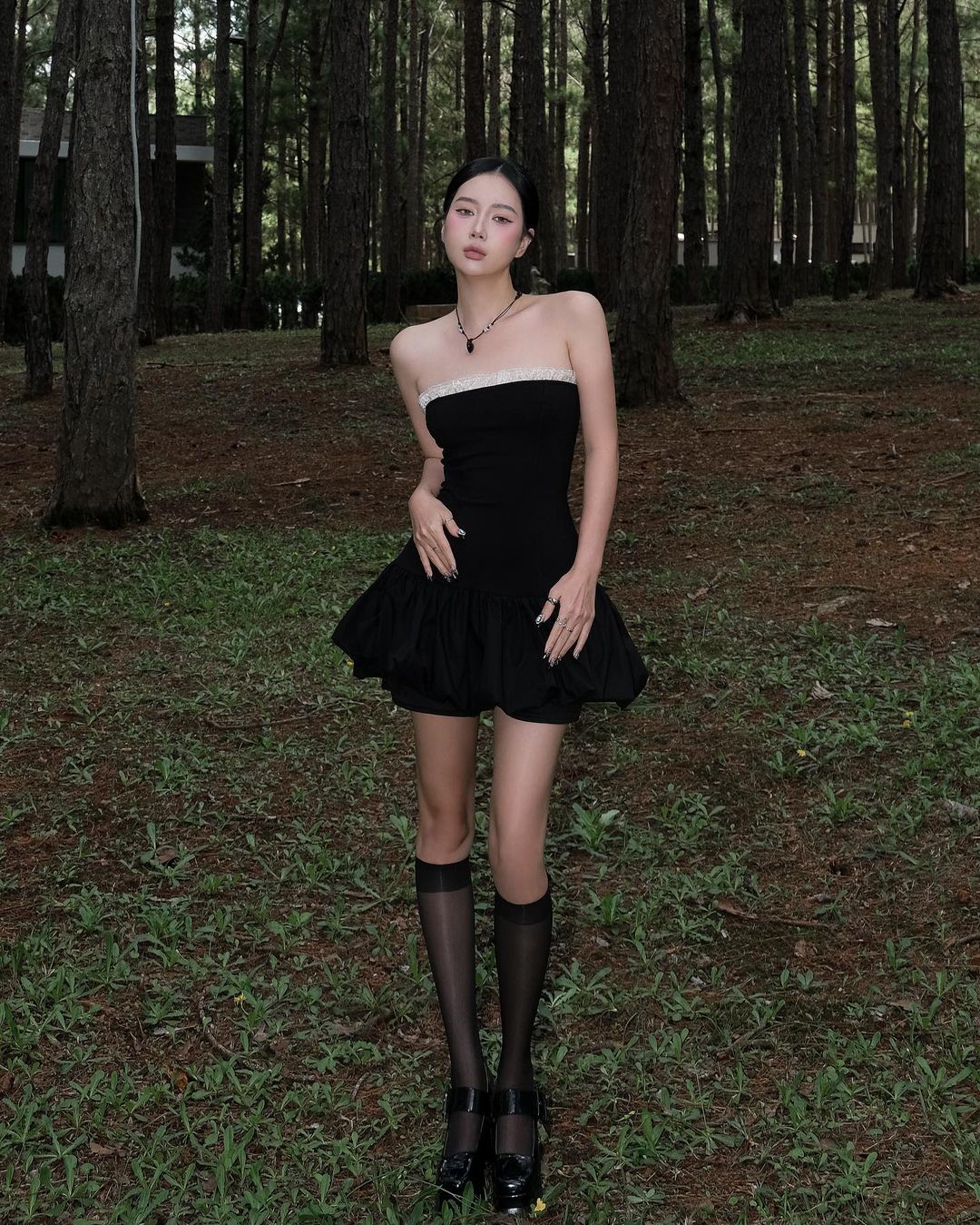 គន្លឹះក្នុងការស្លៀកពាក់ឱ្យបានស្អាតក្នុងរដូវកាលនេះគឺរ៉ូបបិទស្មាដ៏ទាក់ទាញ - រូបថត ១២. Chìa khóa mặc đẹp mùa này gọi tên váy trễ vai đầy cuốn hút- Ảnh 12.