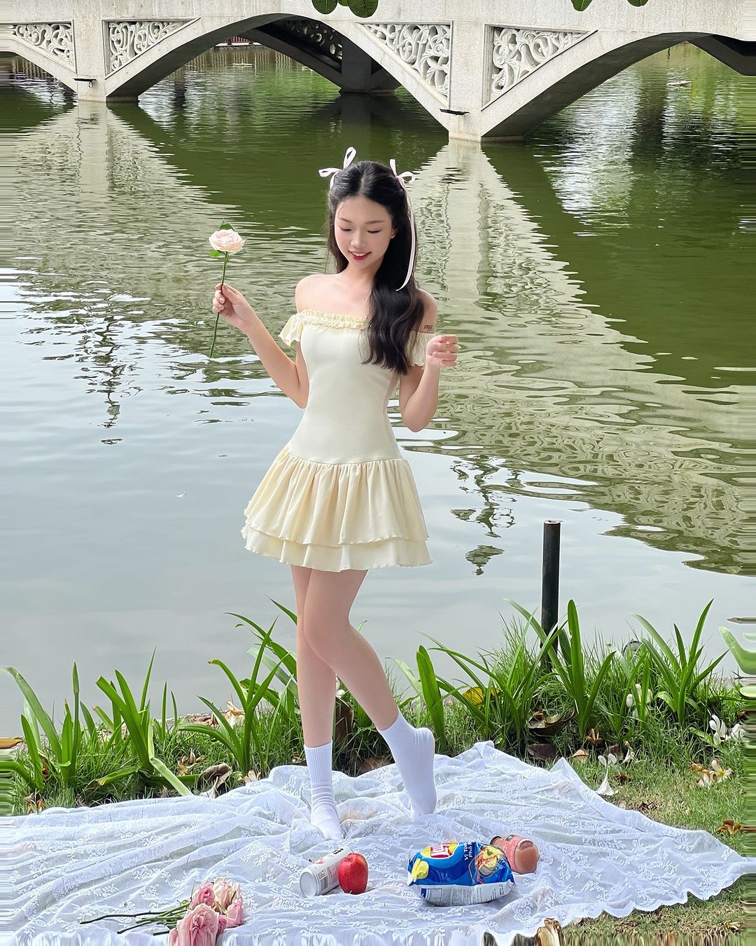 គន្លឹះក្នុងការស្លៀកពាក់ឱ្យបានស្អាតក្នុងរដូវកាលនេះគឺរ៉ូបបិទស្មាដ៏ទាក់ទាញ - រូបថត ៥. Chìa khóa mặc đẹp mùa này gọi tên váy trễ vai đầy cuốn hút- Ảnh 5.