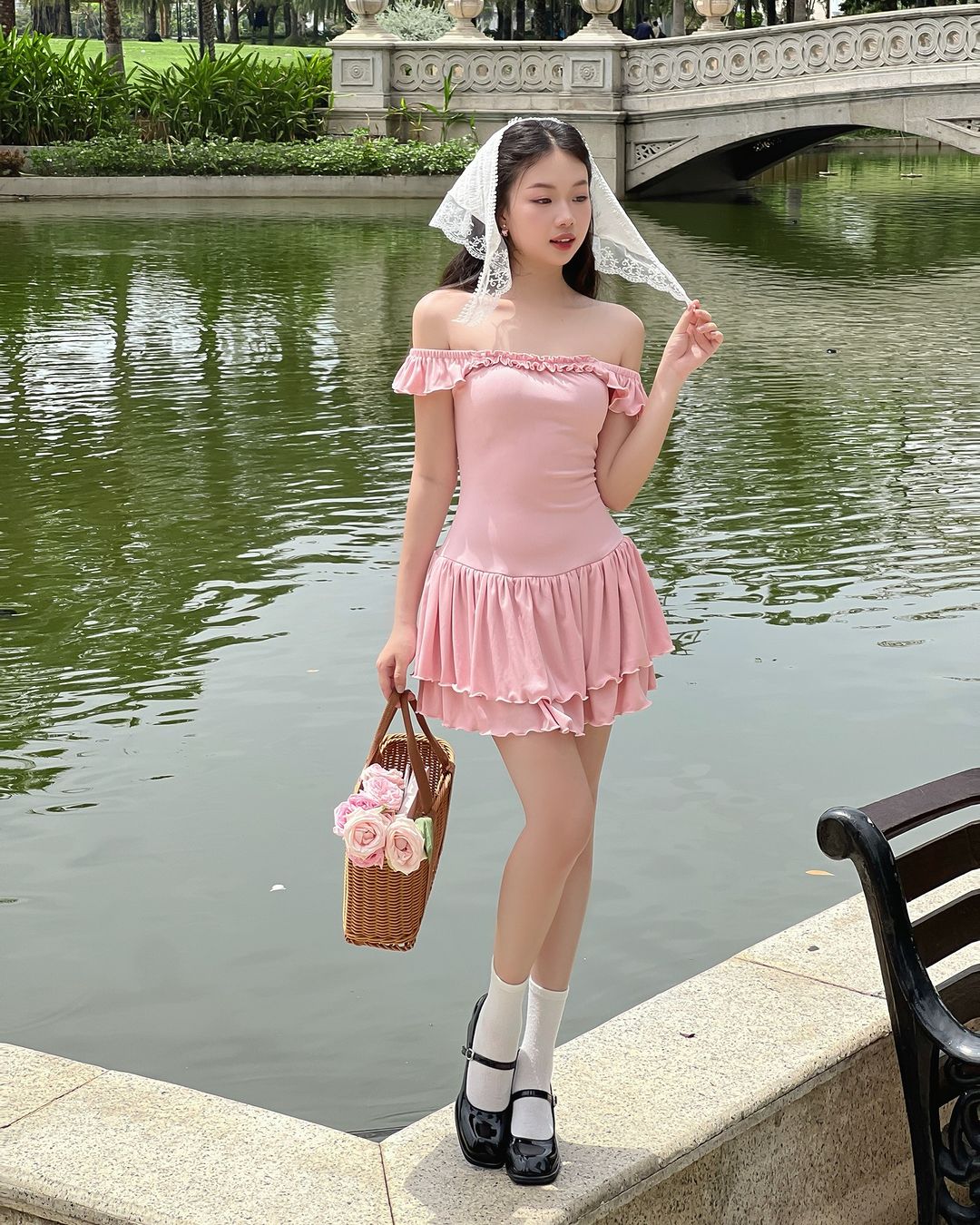 គន្លឹះក្នុងការស្លៀកពាក់ឱ្យបានស្អាតក្នុងរដូវកាលនេះ គឺរ៉ូបបិទស្មាដ៏ទាក់ទាញ - រូបថត ៦. Chìa khóa mặc đẹp mùa này gọi tên váy trễ vai đầy cuốn hút- Ảnh 6.