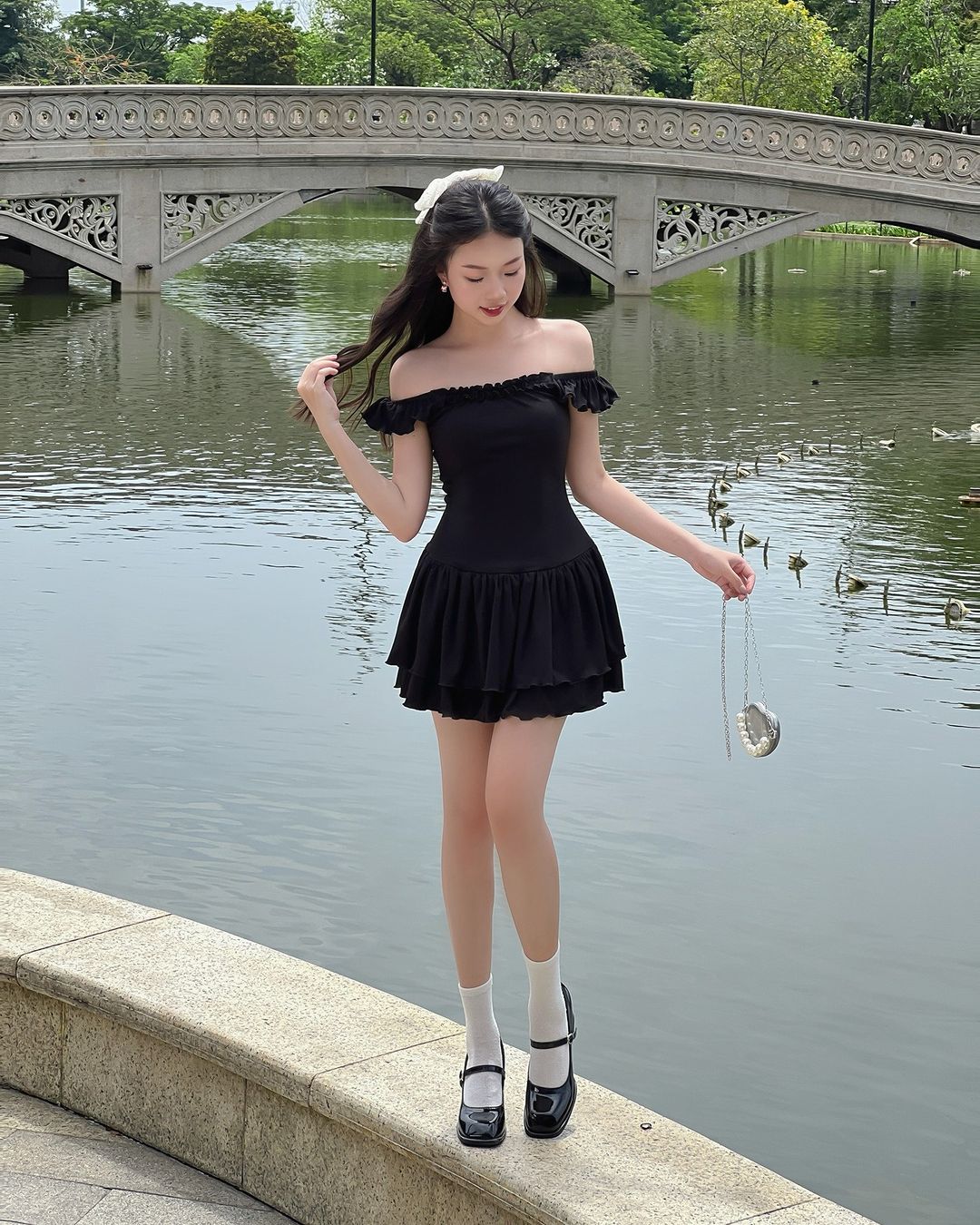 គន្លឹះក្នុងការស្លៀកពាក់ឱ្យបានស្អាតក្នុងរដូវកាលនេះ គឺរ៉ូបបិទស្មាដ៏ទាក់ទាញ - រូបថត ១១. Chìa khóa mặc đẹp mùa này gọi tên váy trễ vai đầy cuốn hút- Ảnh 11.