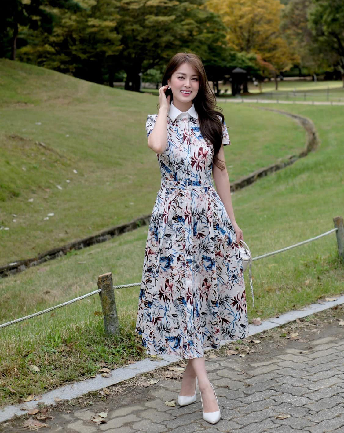 Pakaian baju yang paling ringkas lagi bergaya dalam almari pakaian anda - Foto 6. Váy sơ mi giản dị mà 'chanh sả' nhất tủ đồ- Ảnh 6.