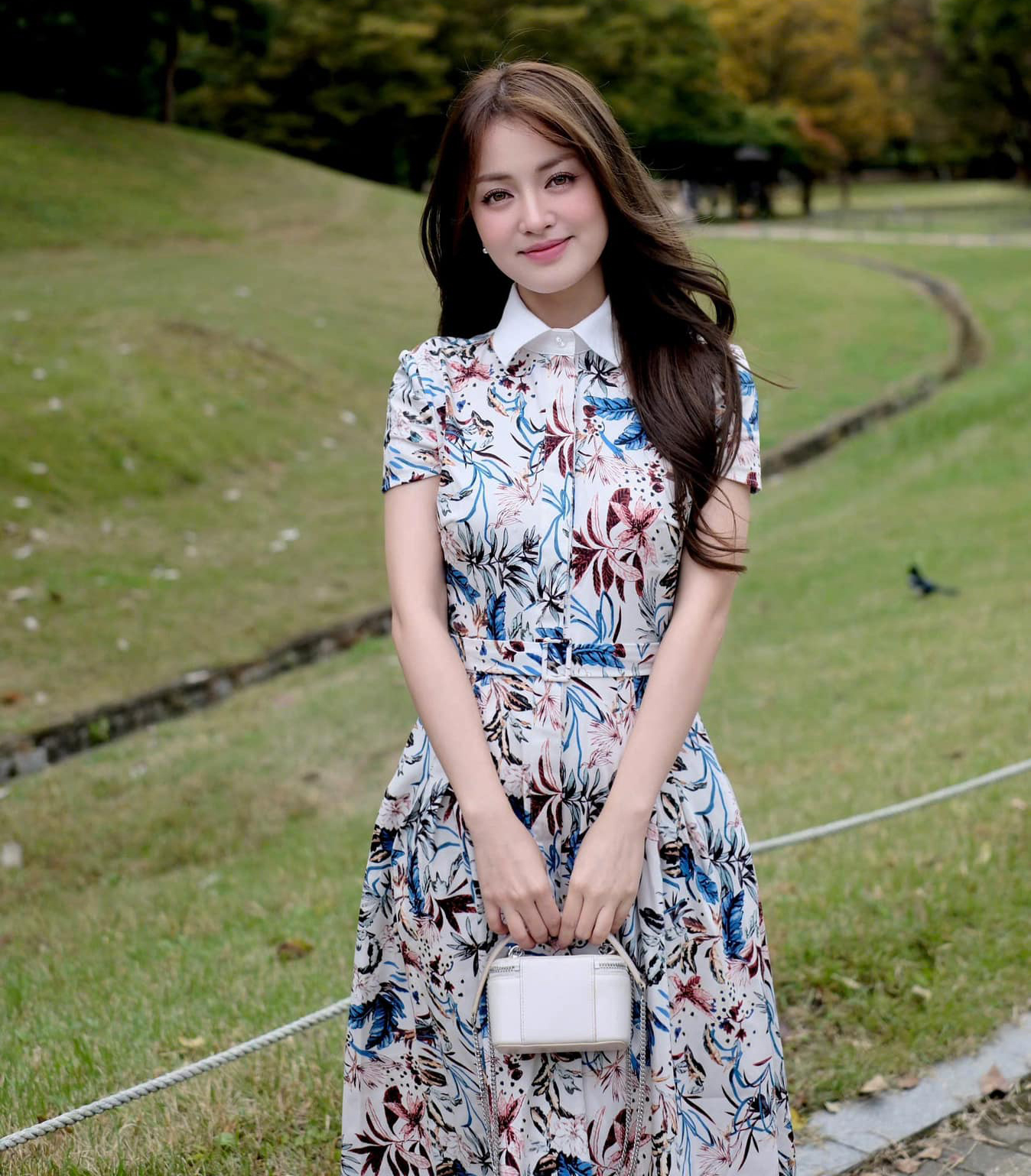 Pakaian baju yang paling ringkas lagi bergaya dalam almari pakaian anda - Foto 1. Váy sơ mi giản dị mà 'chanh sả' nhất tủ đồ- Ảnh 1.