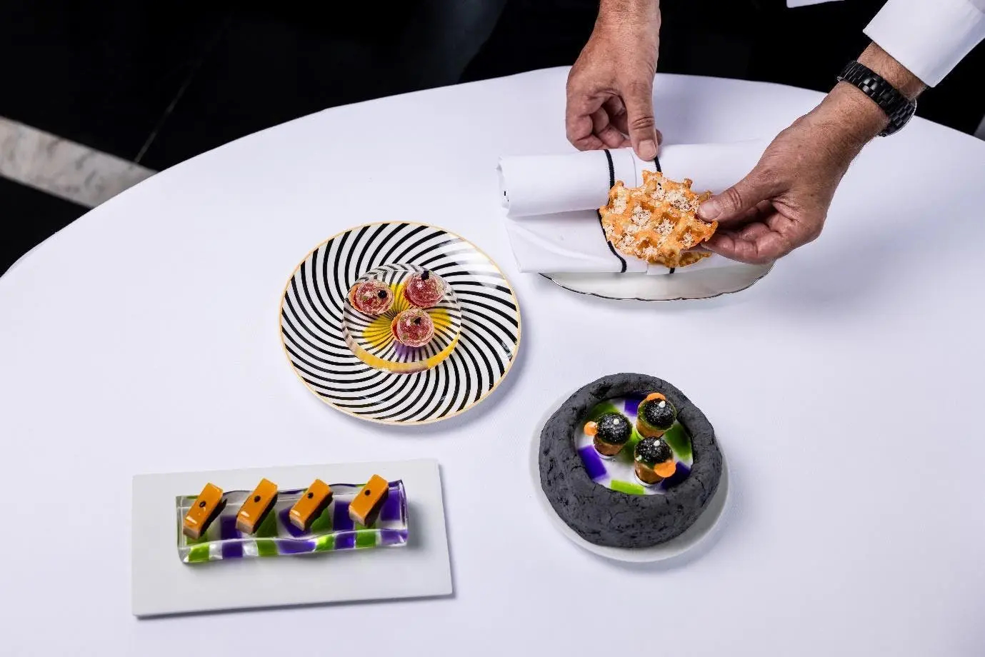 미슐랭 스타 셰프들이 베트남에서 '주방에서 춤을 추는' 모습 - 사진 5. Khi các đầu bếp sao Michelin 'múa bếp' ở Việt Nam- Ảnh 5.