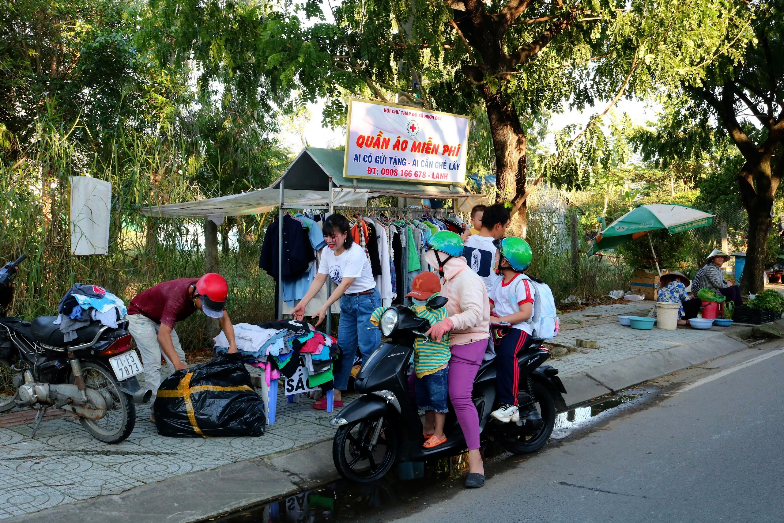 Bà chủ chòi hàng 0 đồng nhỏ nhất TP.HCM bật mí món đồ 'các anh công nhân rất hảo'- Ảnh 1.