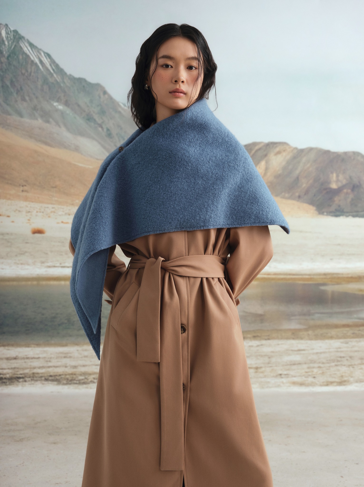 Jak sladit kabáty s oblečením do chladného počasí - Foto 5. Cách phối áo khoác với trang phục mùa lạnh- Ảnh 5.