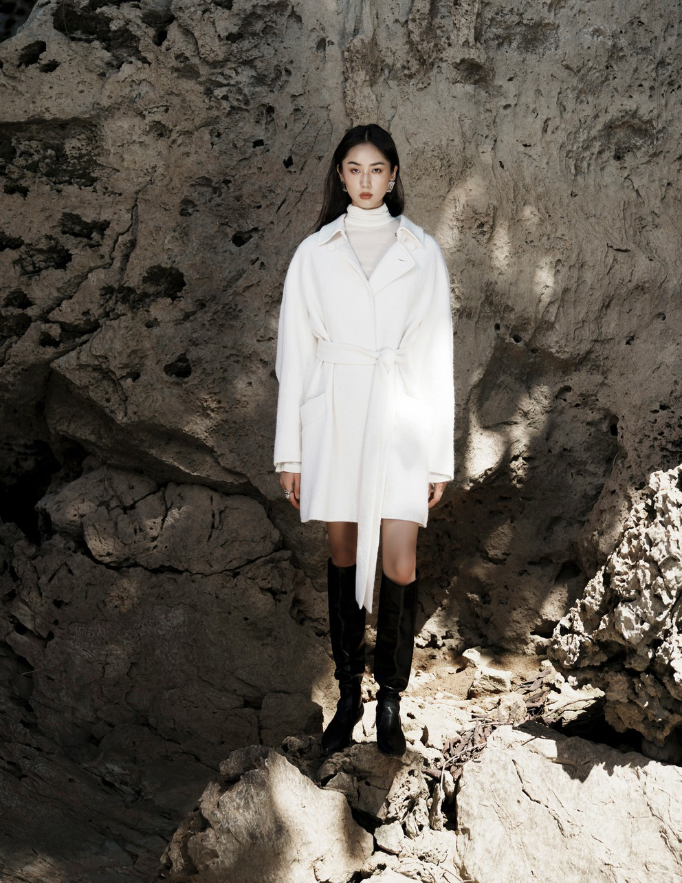 Jak sladit kabáty s oblečením do chladného počasí - Foto 7. Cách phối áo khoác với trang phục mùa lạnh- Ảnh 7.