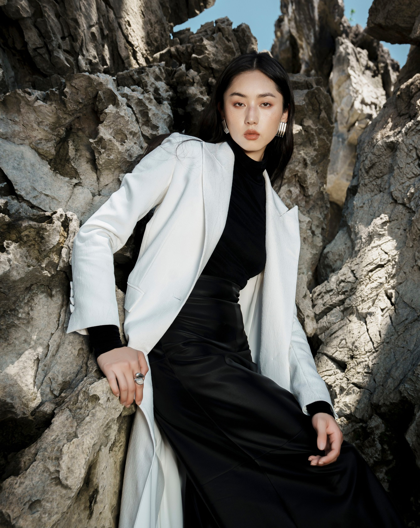 Jak sladit kabáty s oblečením do chladného počasí - Foto 2. Cách phối áo khoác với trang phục mùa lạnh- Ảnh 2.