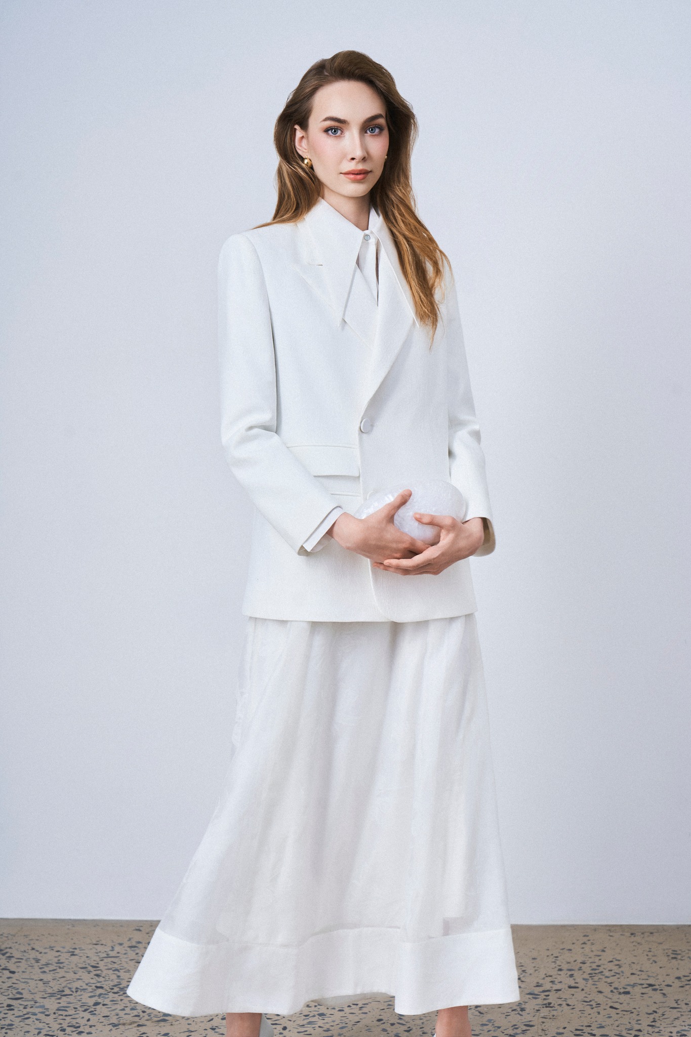 Jak sladit kabáty s oblečením pro chladné období - Foto 10. Cách phối áo khoác với trang phục mùa lạnh- Ảnh 10.