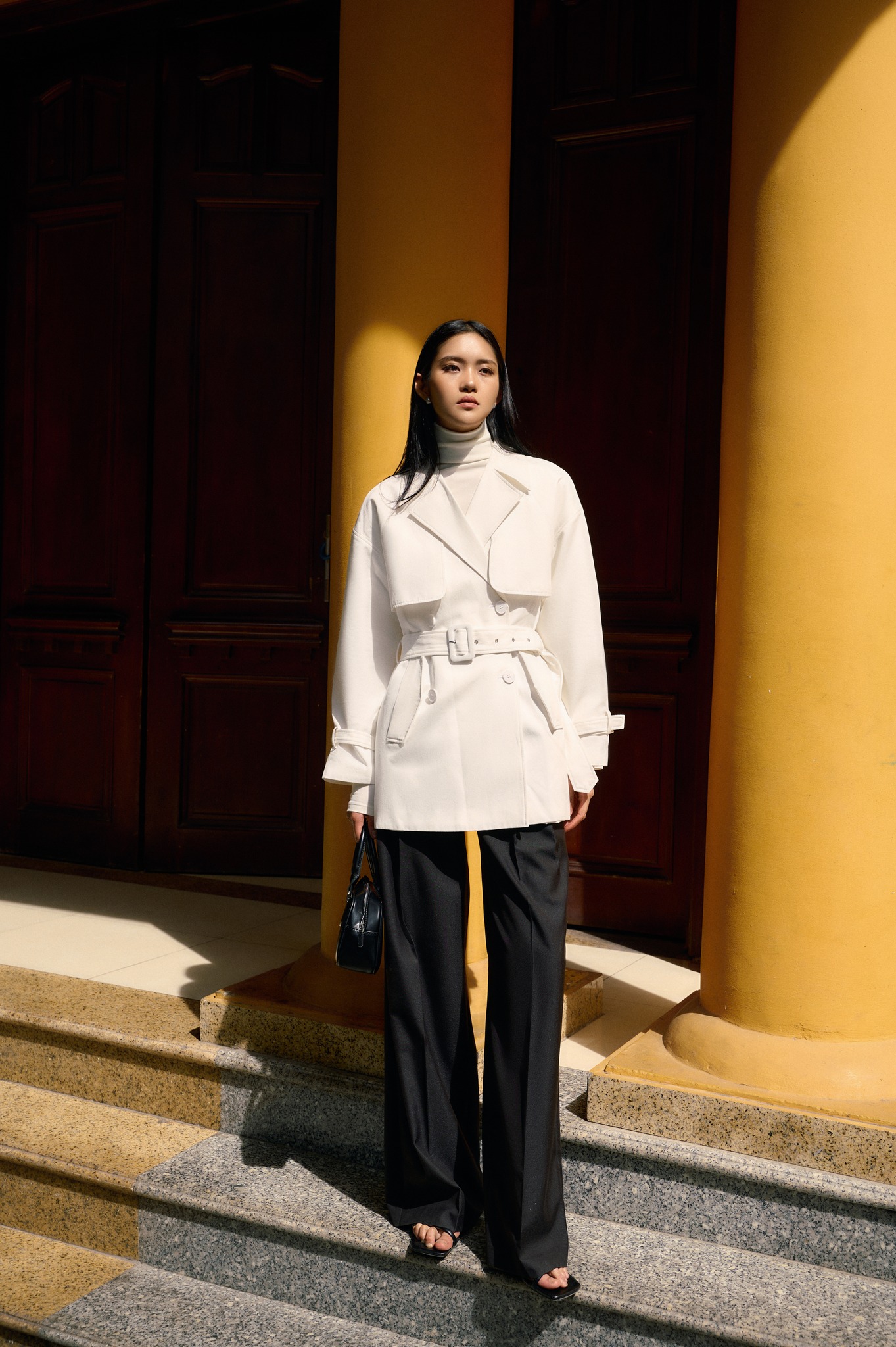 Jak sladit kabáty s oblečením pro chladné období - Foto 9. Cách phối áo khoác với trang phục mùa lạnh- Ảnh 9.