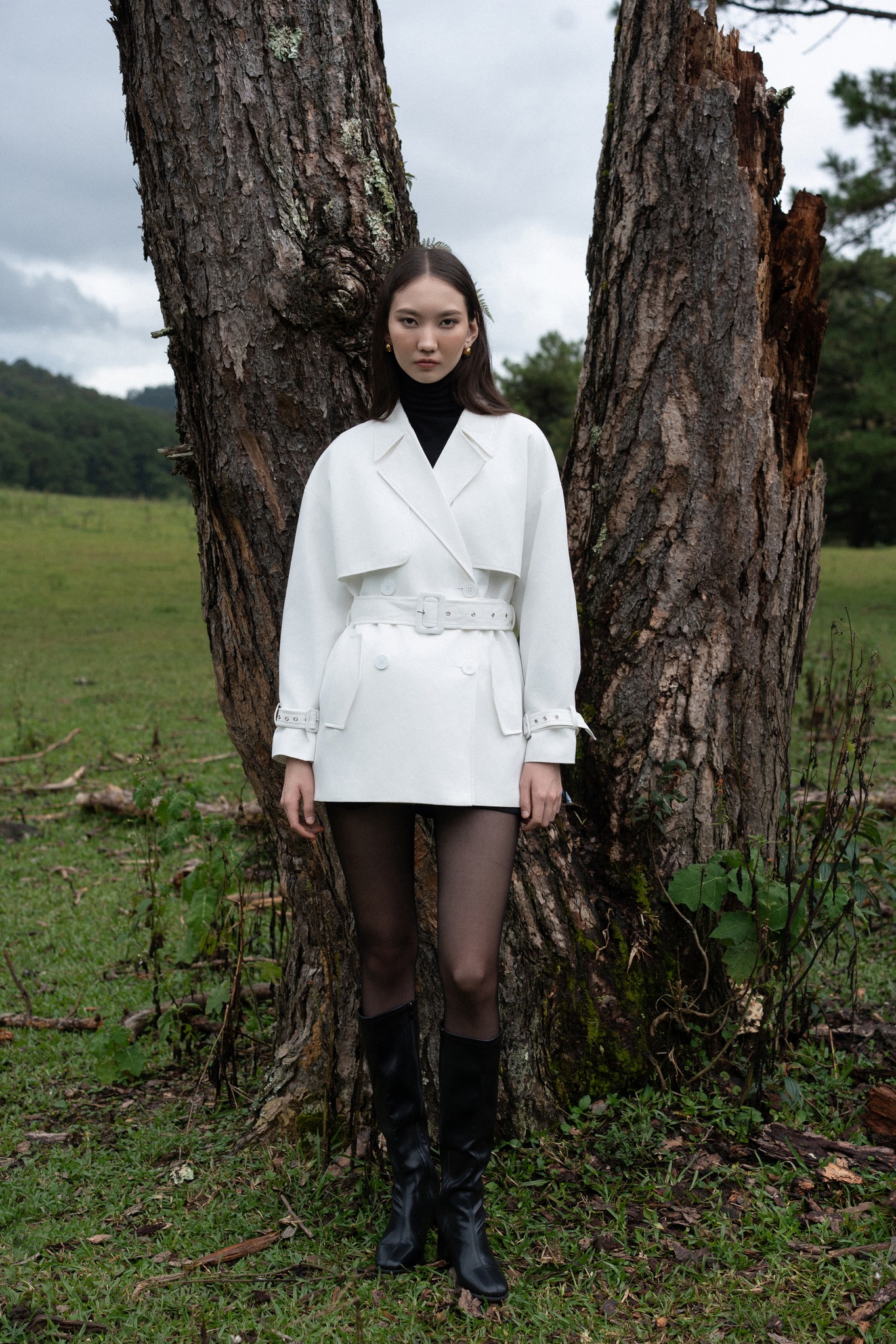 Jak sladit kabáty s oblečením do chladného počasí - Foto 6. Cách phối áo khoác với trang phục mùa lạnh- Ảnh 6.