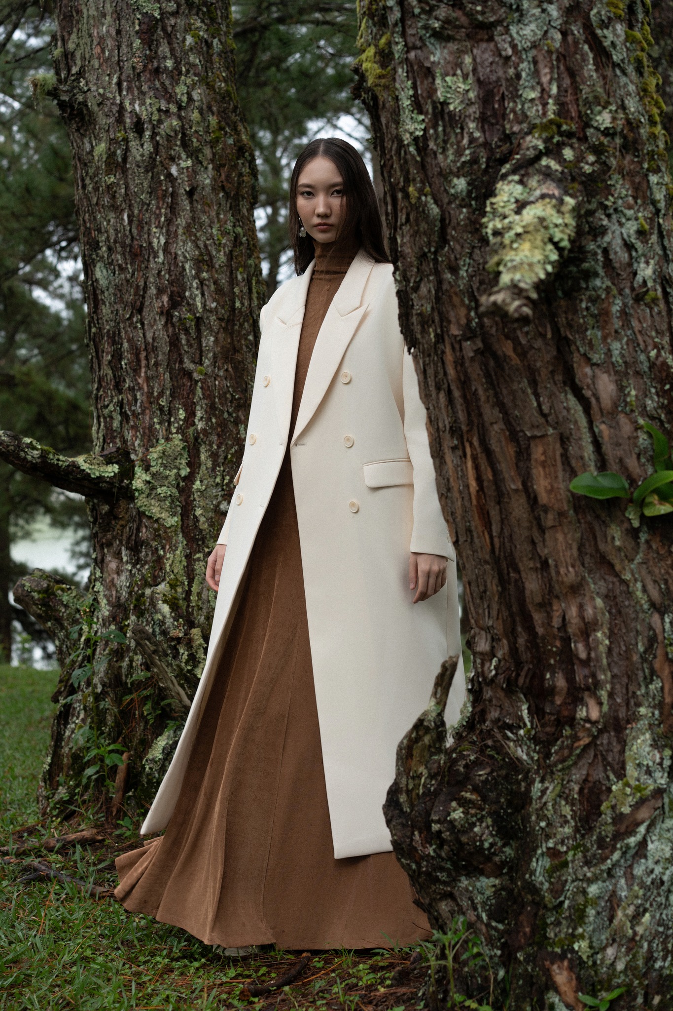 Jak sladit kabáty s oblečením do chladného počasí - Foto 3. Cách phối áo khoác với trang phục mùa lạnh- Ảnh 3.