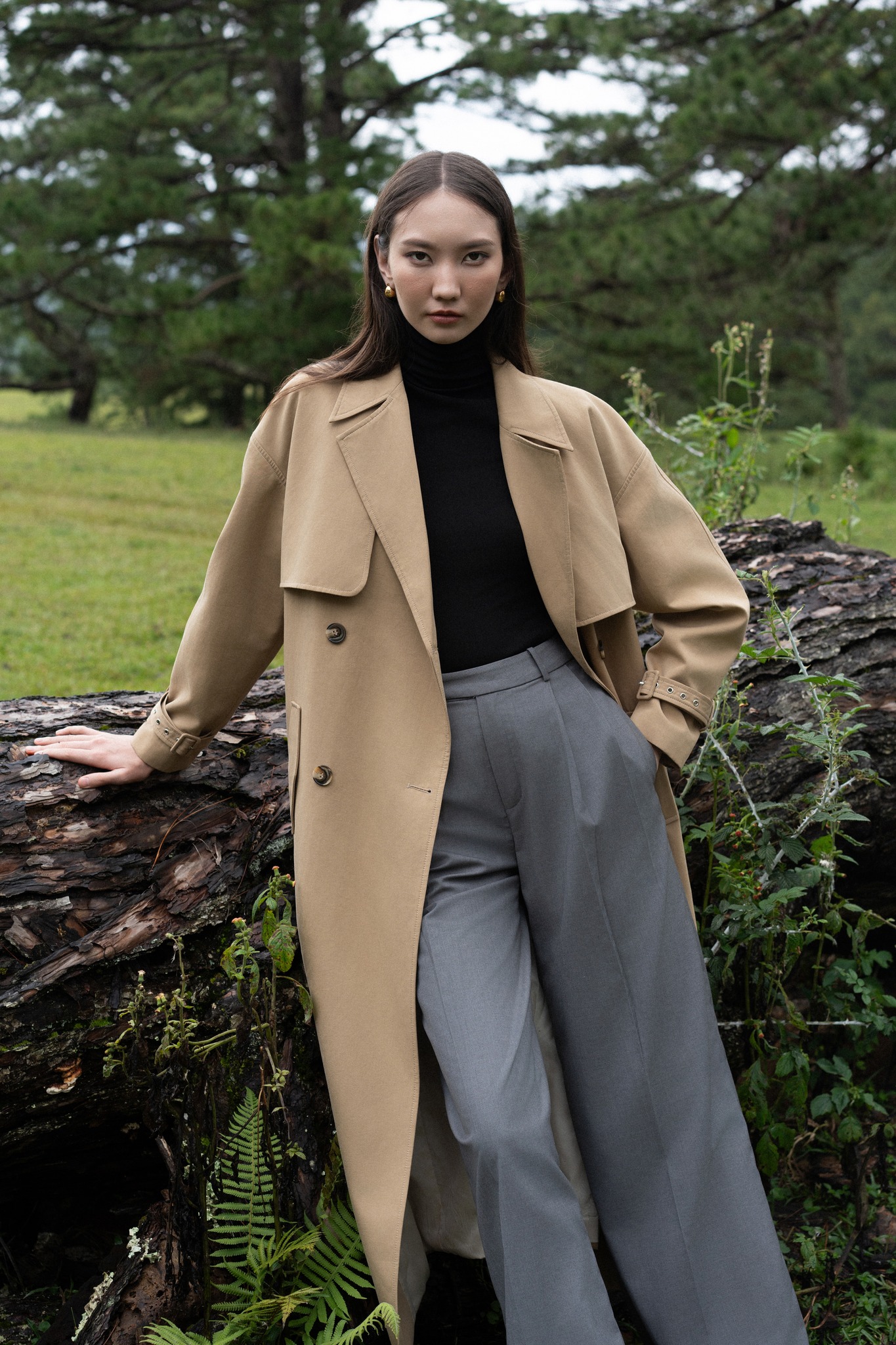 Jak sladit kabáty s oblečením do chladného počasí - Foto 8. Cách phối áo khoác với trang phục mùa lạnh- Ảnh 8.