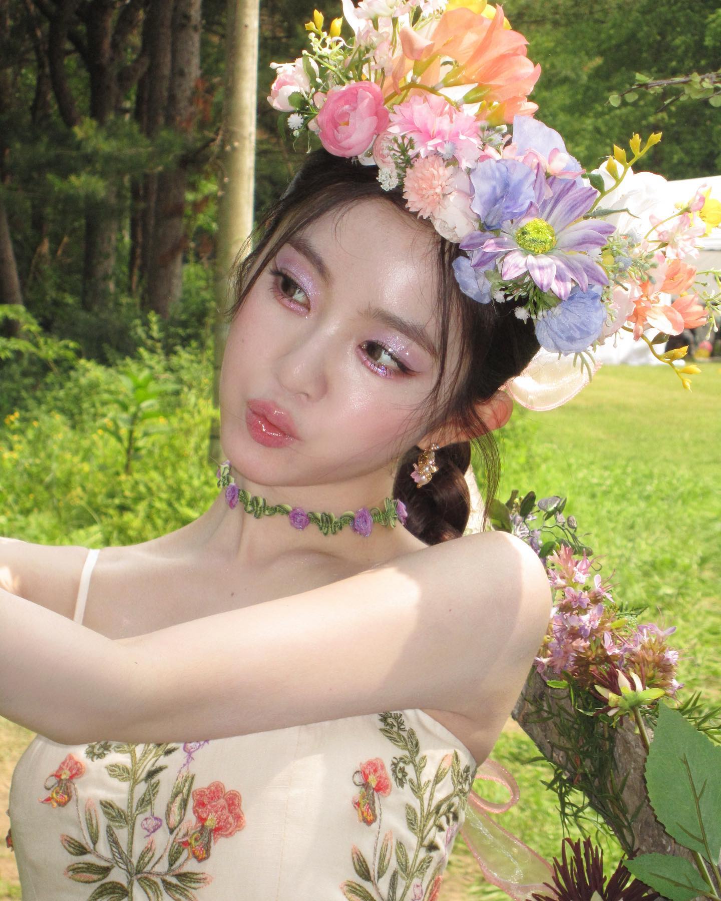 Блискучий макіяж очей рекламують Дженні та Тейон - Фото 7. Trang điểm mắt ánh nhũ được Jennie, Taeyeon lăng xê- Ảnh 7.