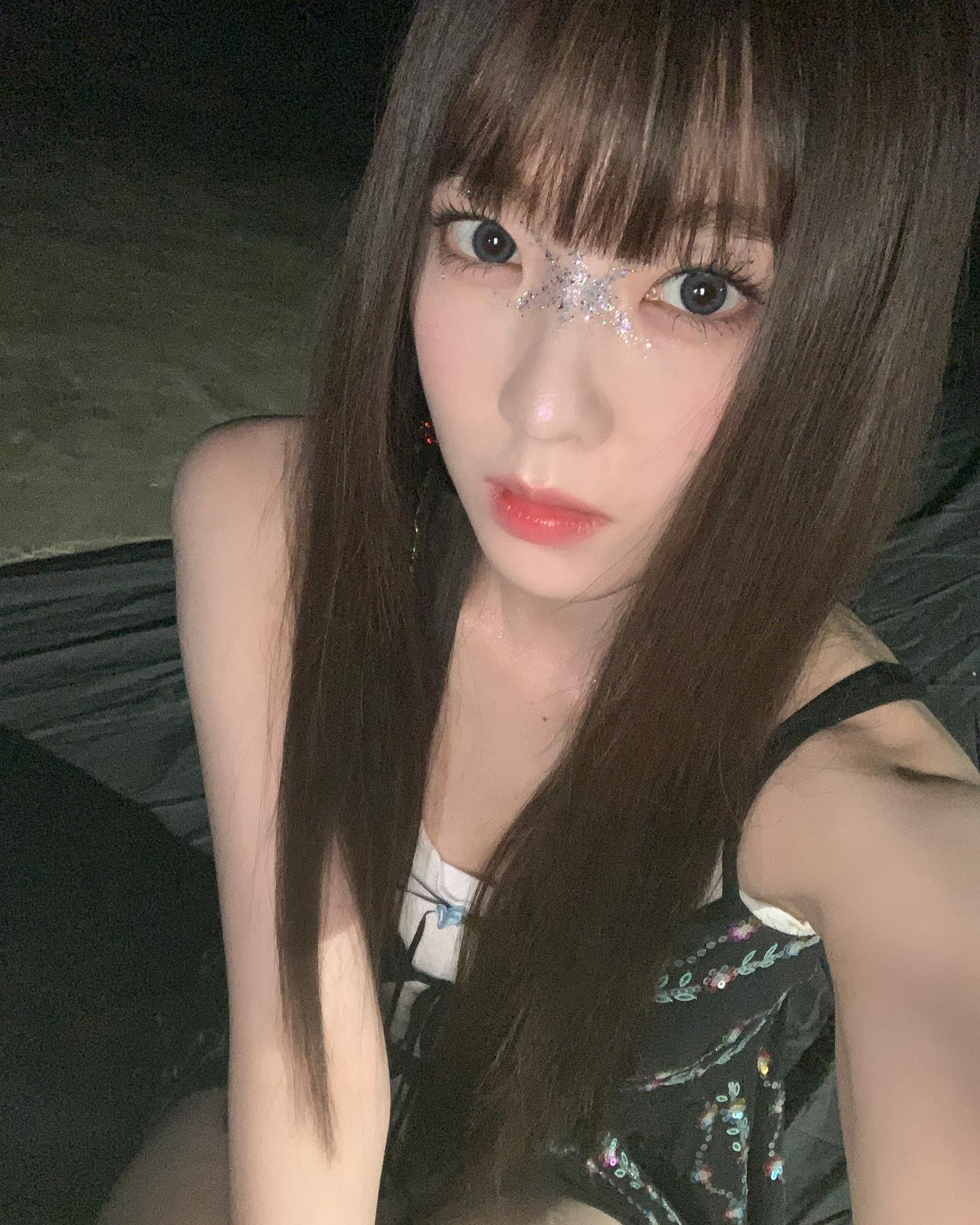 Блискучий макіяж очей рекламують Дженні та Тейон - Фото 6. Trang điểm mắt ánh nhũ được Jennie, Taeyeon lăng xê- Ảnh 6.