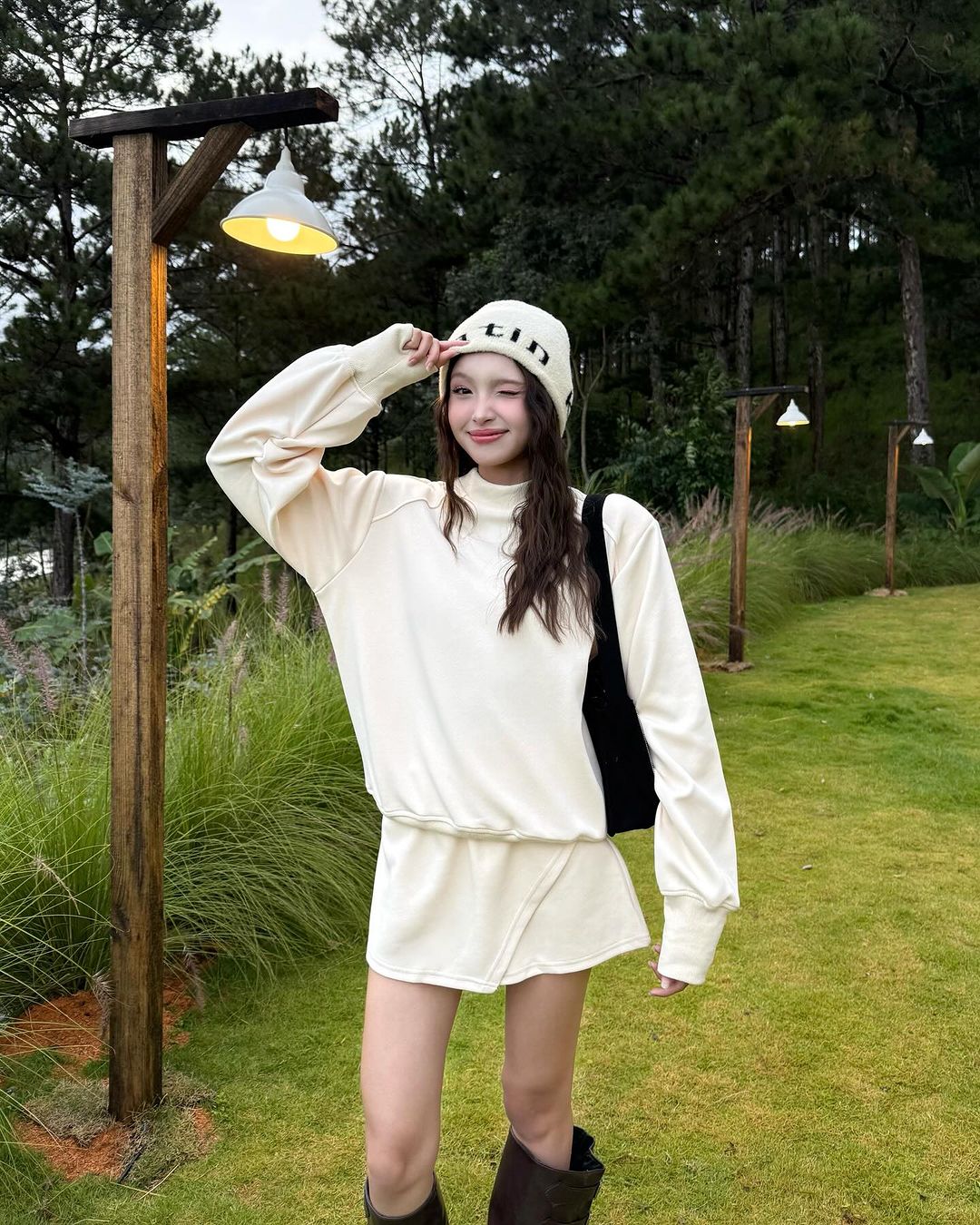 Tận hưởng mùa đông với vẻ đẹp của áo sweater- Ảnh 1. Tận hưởng mùa đông với vẻ đẹp của áo sweater- Ảnh 1.