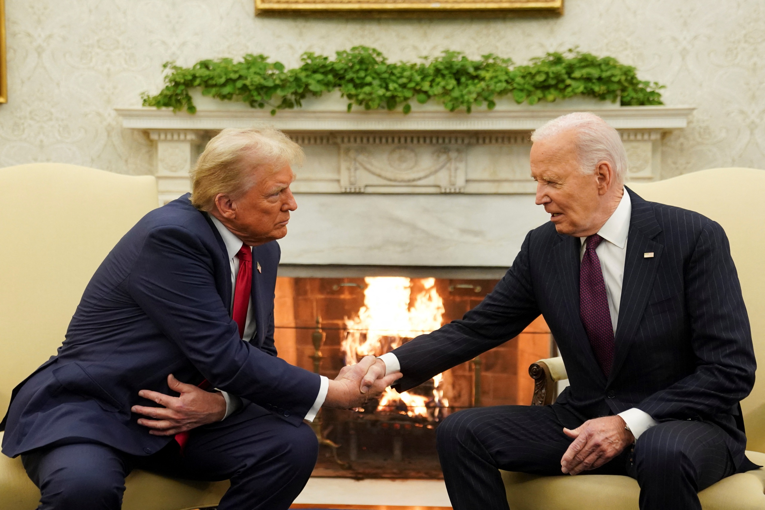 Ông Trump trở lại Nhà Trắng gặp ông Biden