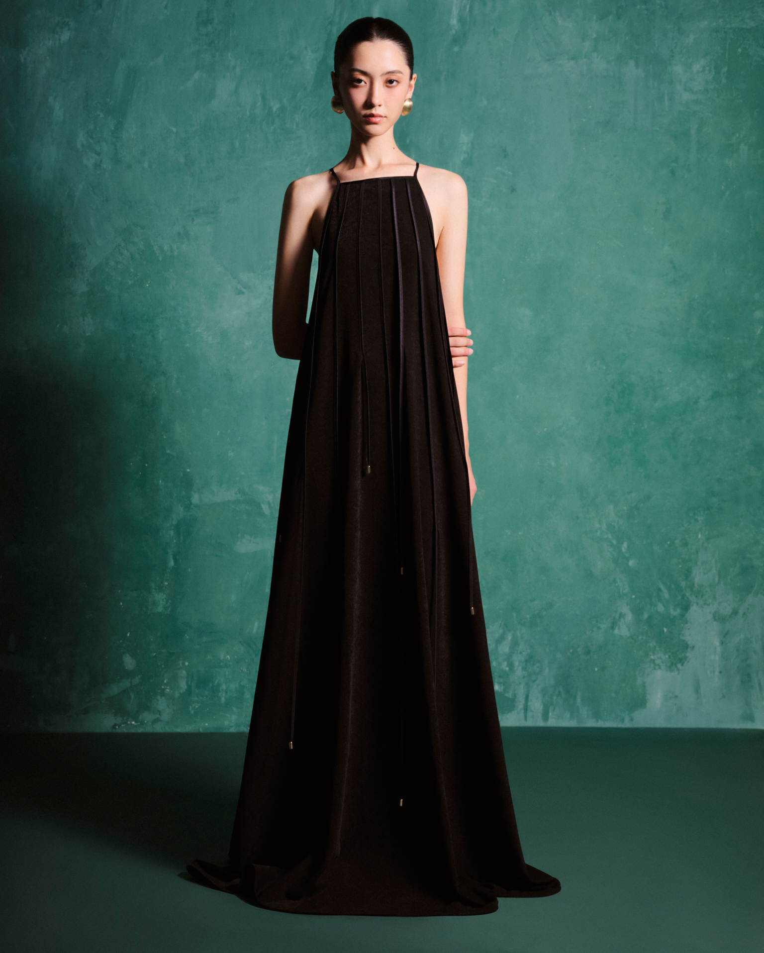 Minimalist yet elegant party dress, excellent from every angle - Photo 2. Đầm dự tiệc tối giản nhưng sang trọng, xuất sắc dưới mọi góc nhìn- Ảnh 2.
