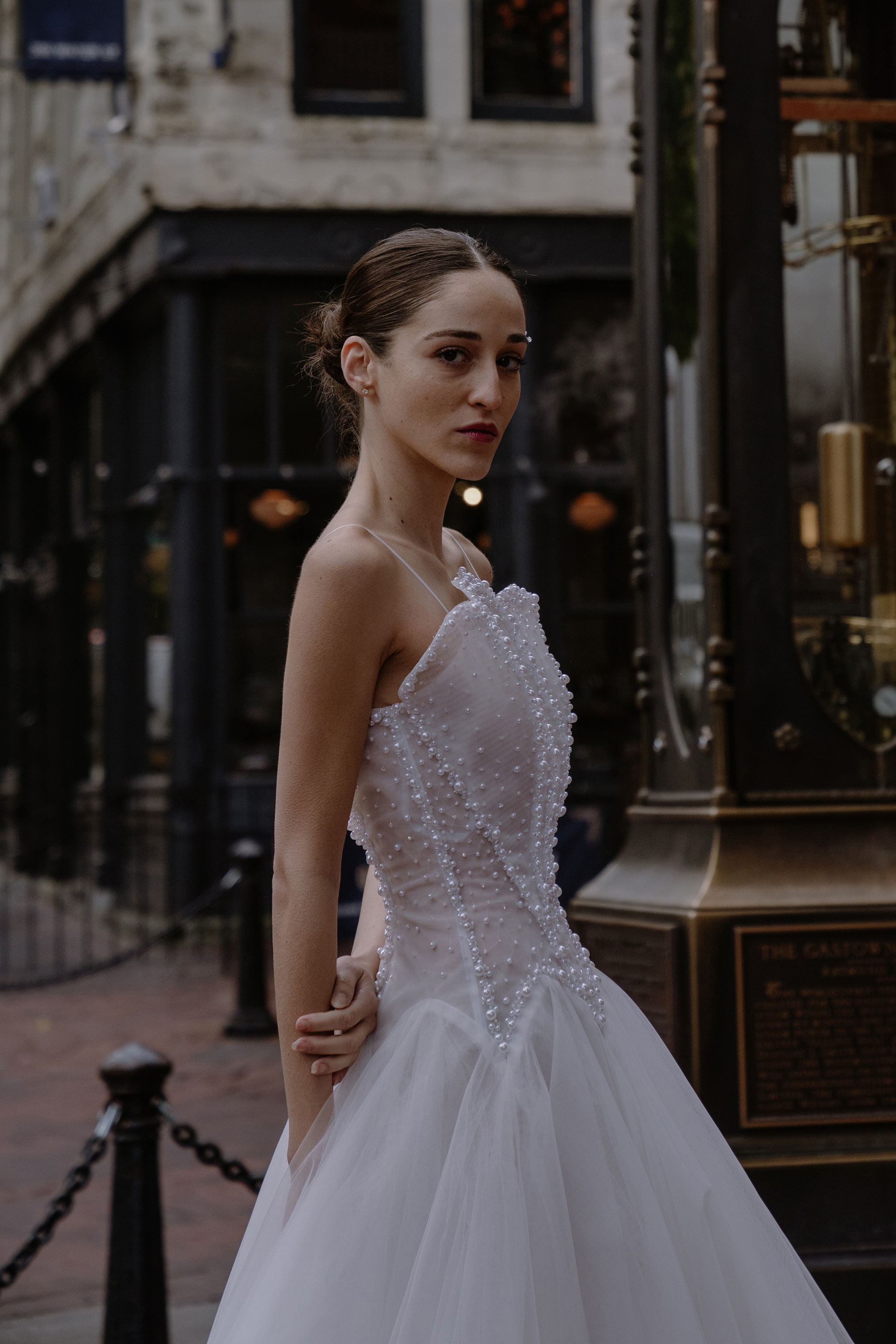 Romantické perlové svatební šaty jsou oblíbené u nevěst - Foto 2. Váy cưới đính ngọc trai lãng mạn được các cô dâu ưa thích- Ảnh 2.