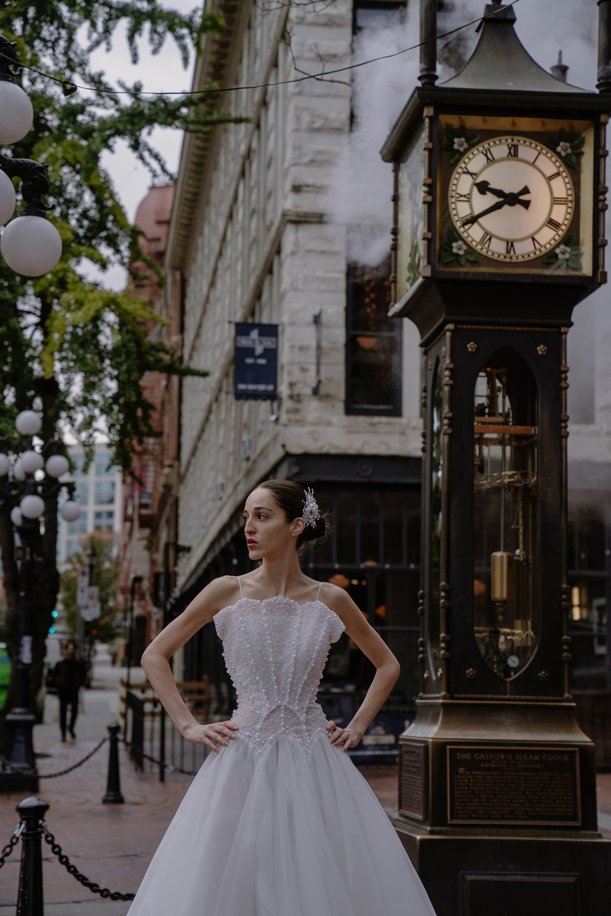 Romantické perlové svatební šaty jsou oblíbené u nevěst - Foto 3. Váy cưới đính ngọc trai lãng mạn được các cô dâu ưa thích- Ảnh 3.