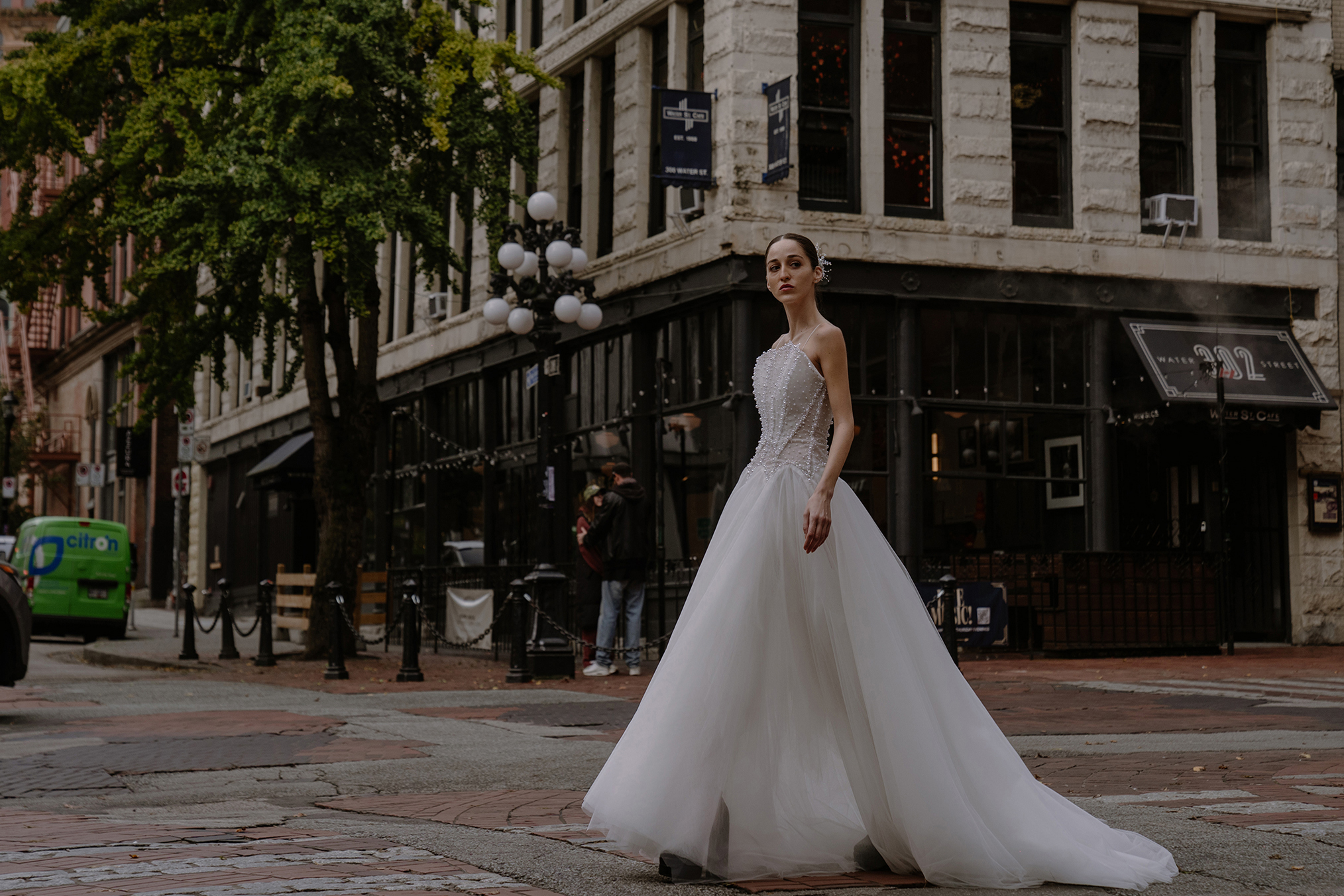 Romantické perlové svatební šaty jsou oblíbené u nevěst - Foto 1. Váy cưới đính ngọc trai lãng mạn được các cô dâu ưa thích- Ảnh 1.