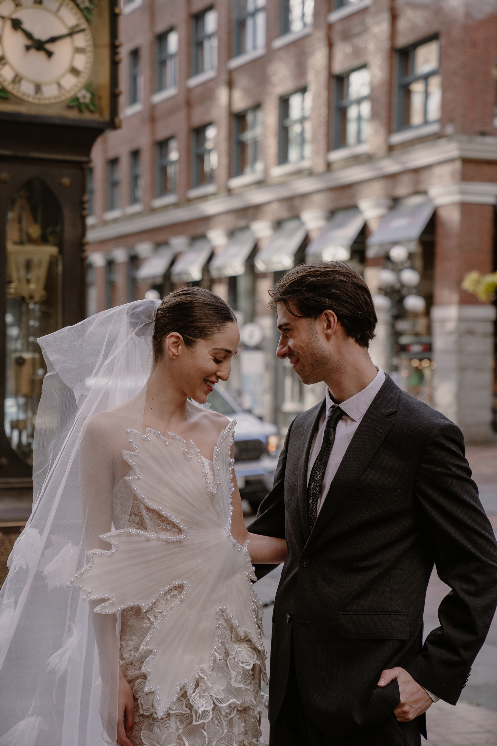 Romantické perlové svatební šaty jsou oblíbené u nevěst - Foto 6. Váy cưới đính ngọc trai lãng mạn được các cô dâu ưa thích- Ảnh 6.