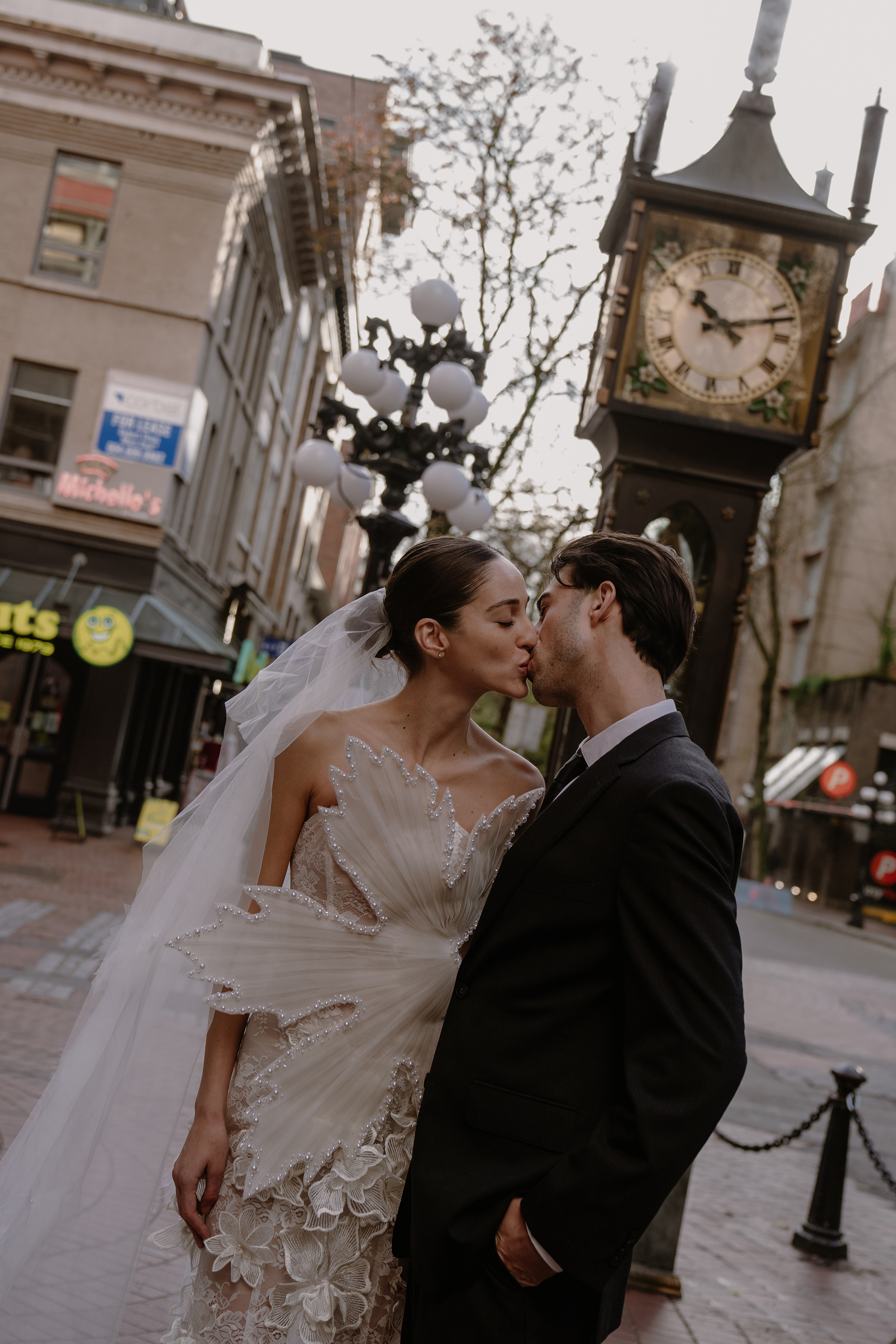 Romantické perlové svatební šaty jsou oblíbené u nevěst - Foto 5. Váy cưới đính ngọc trai lãng mạn được các cô dâu ưa thích- Ảnh 5.