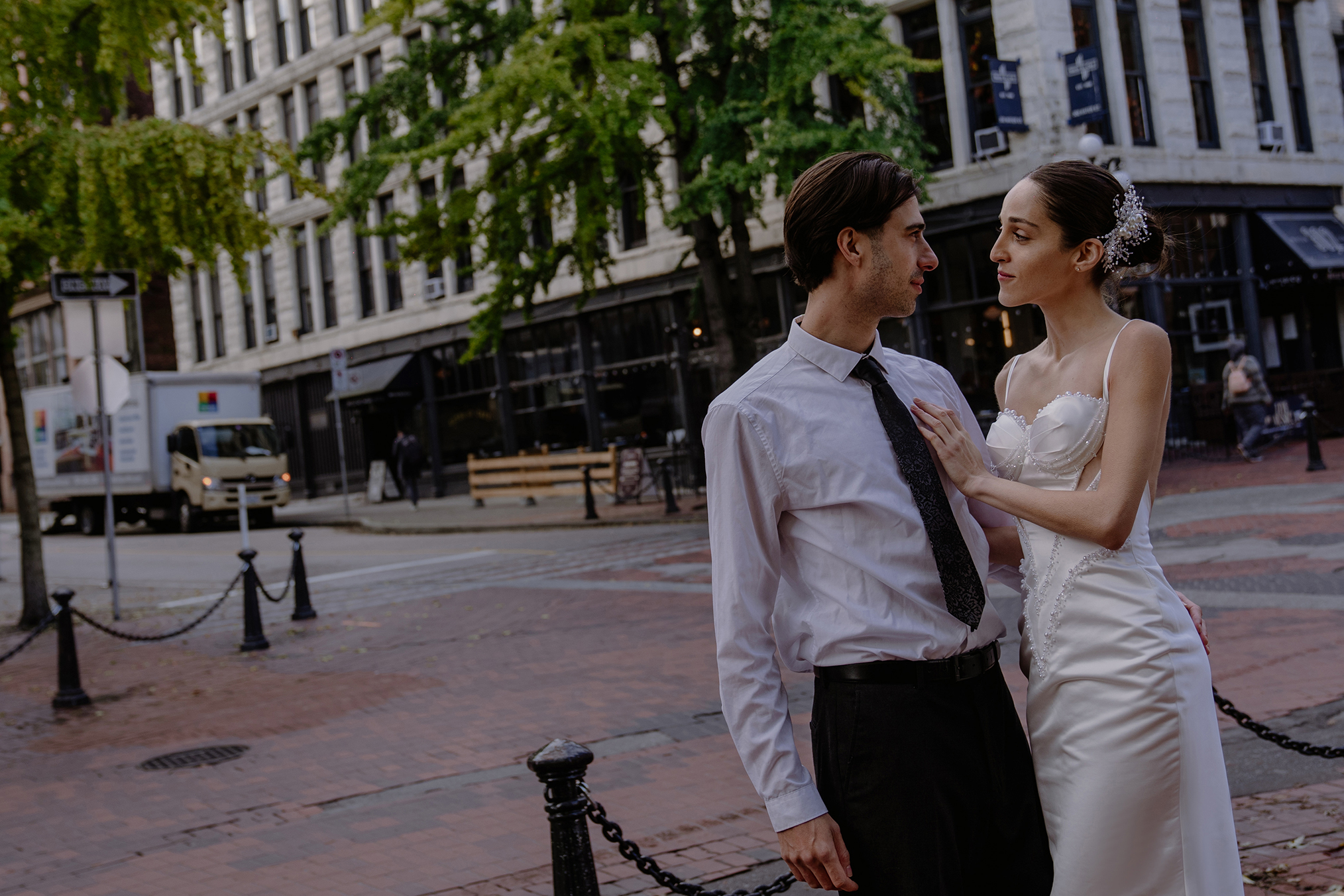 Romantické perlové svatební šaty jsou oblíbené u nevěst - Foto 8. Váy cưới đính ngọc trai lãng mạn được các cô dâu ưa thích- Ảnh 8.