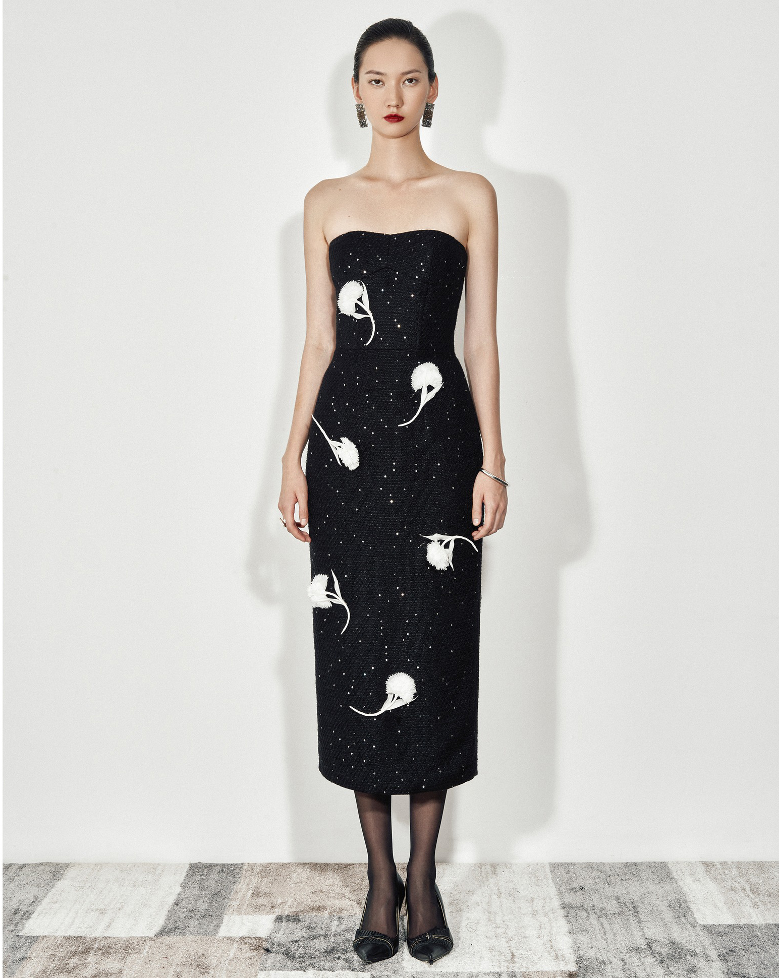 Minimalist yet elegant party dress, excellent from every angle - Photo 3. Đầm dự tiệc tối giản nhưng sang trọng, xuất sắc dưới mọi góc nhìn- Ảnh 3.