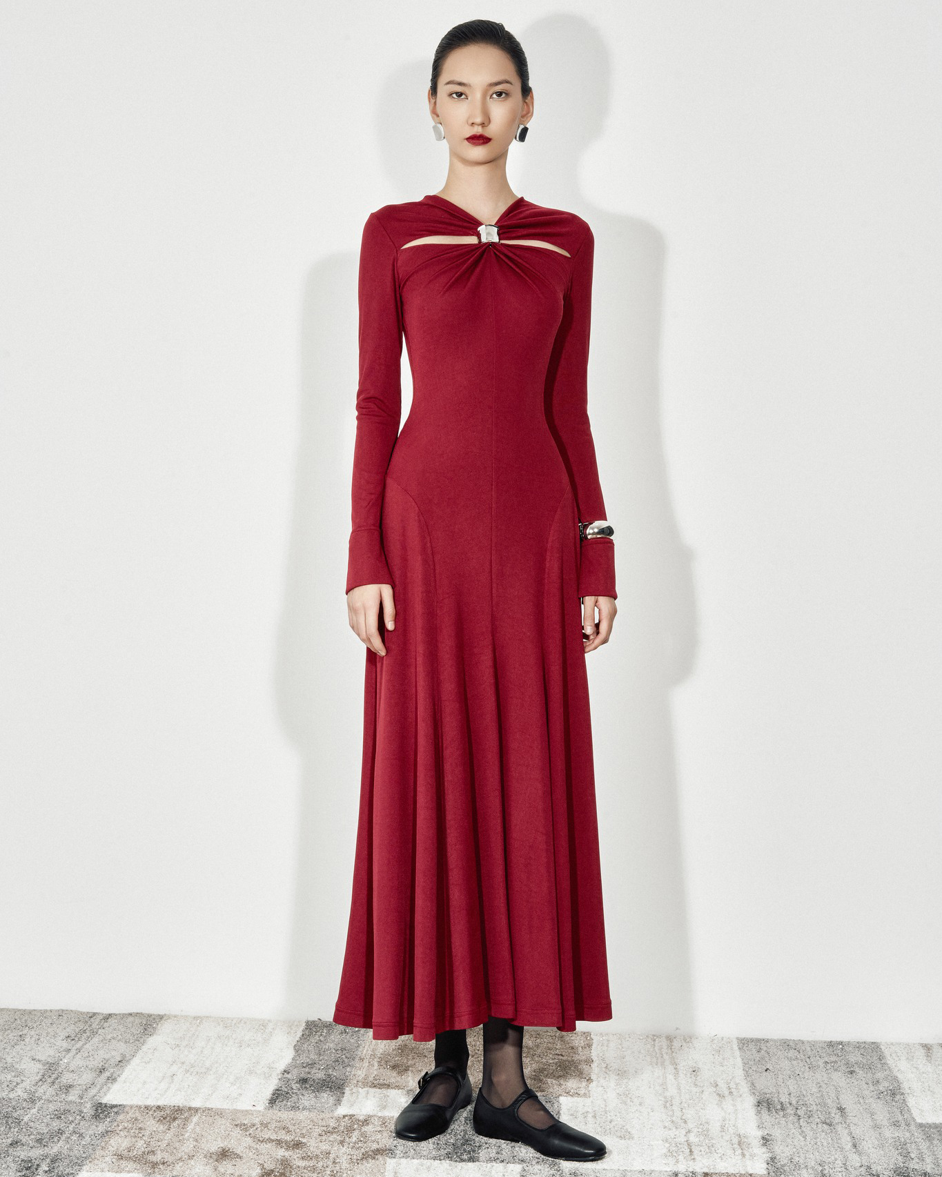 Minimalist yet elegant party dress, excellent from every angle - Photo 4. Đầm dự tiệc tối giản nhưng sang trọng, xuất sắc dưới mọi góc nhìn- Ảnh 4.