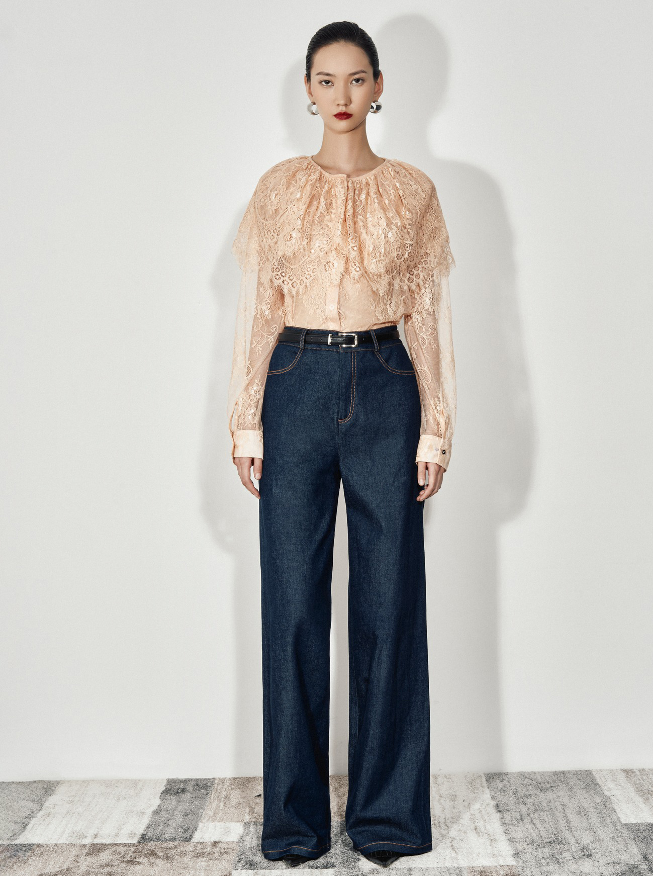Diện mạo công sở hoàn hảo với quần jeans và chân váy denim- Ảnh 4. Diện mạo công sở hoàn hảo với quần jeans và chân váy denim- Ảnh 4.