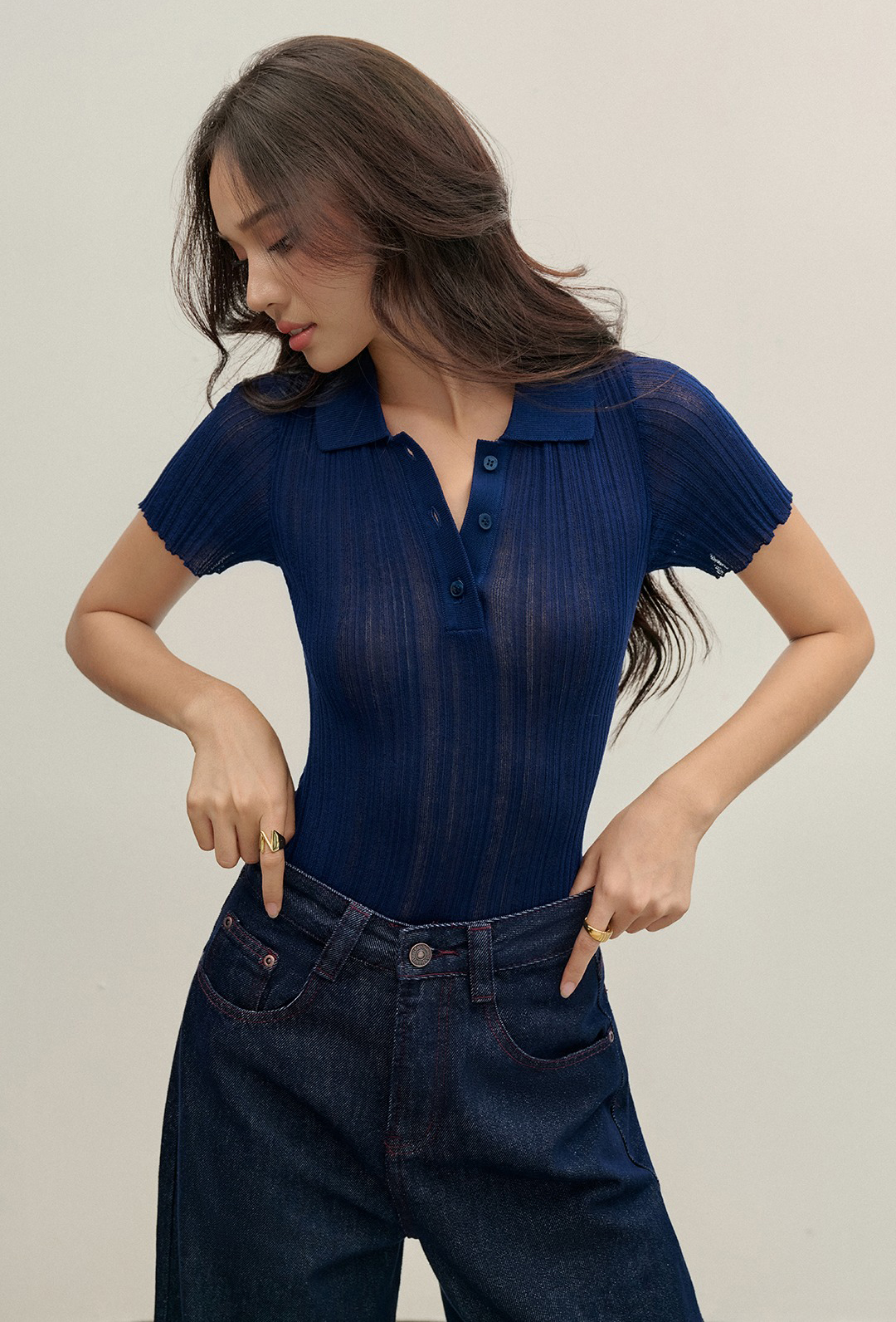Diện mạo công sở hoàn hảo với quần jeans và chân váy denim- Ảnh 1. Diện mạo công sở hoàn hảo với quần jeans và chân váy denim- Ảnh 1.