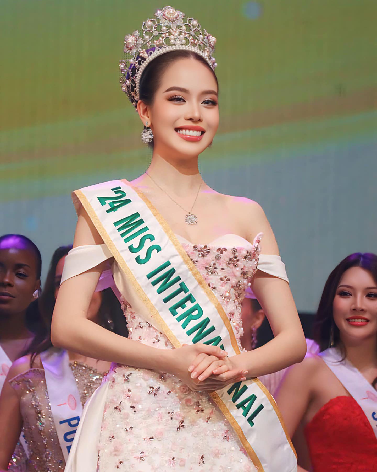 Bật mí về chiếc váy dạ hội gây tranh cãi mà Thanh Thủy diện tại Miss International- Ảnh 1.