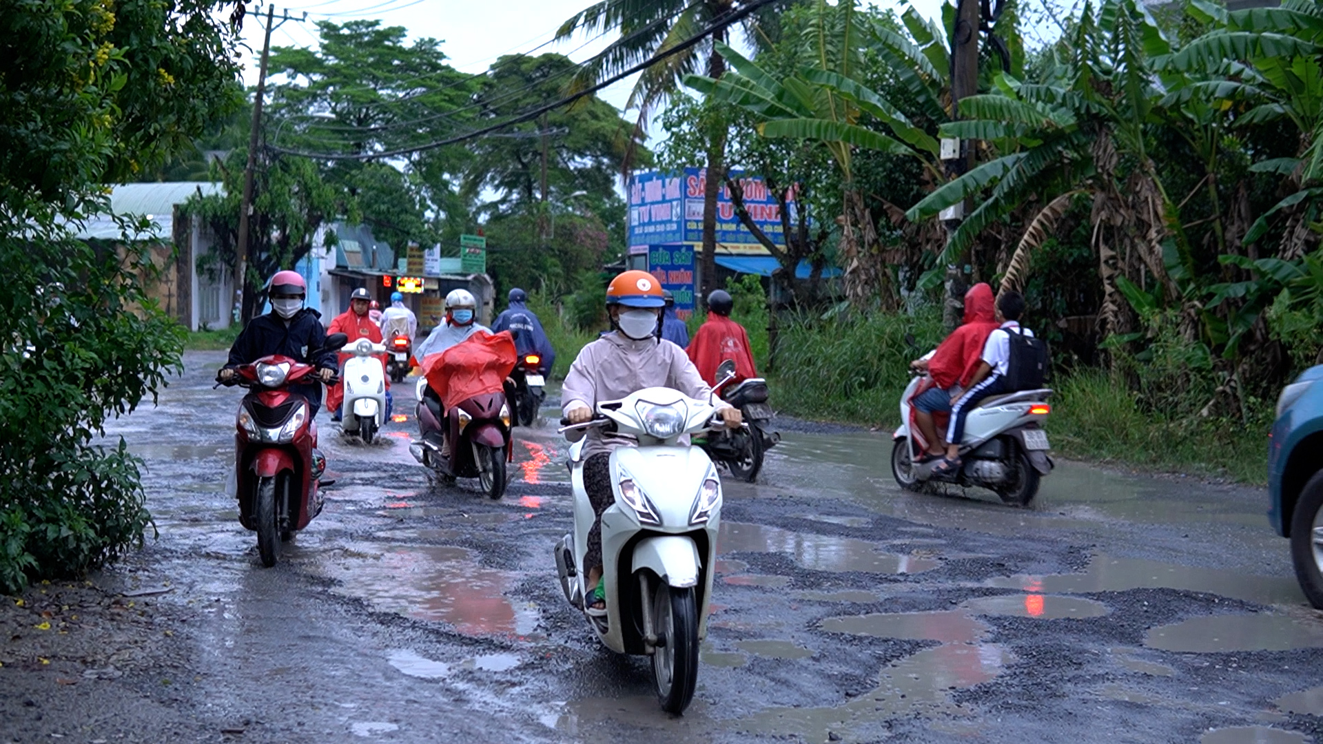 'Bẫy' chi chít trên đường Lò Lu, người dân chỉ dắt bộ, không dám chạy xe- Ảnh 3.