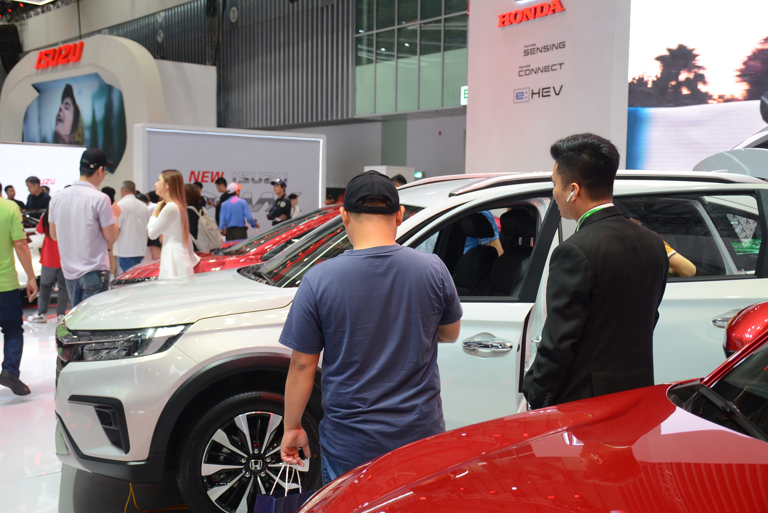 5 gánh nặng tiềm ẩn người mua ô tô mới cần cân nhắc kỹ - Ảnh 1.