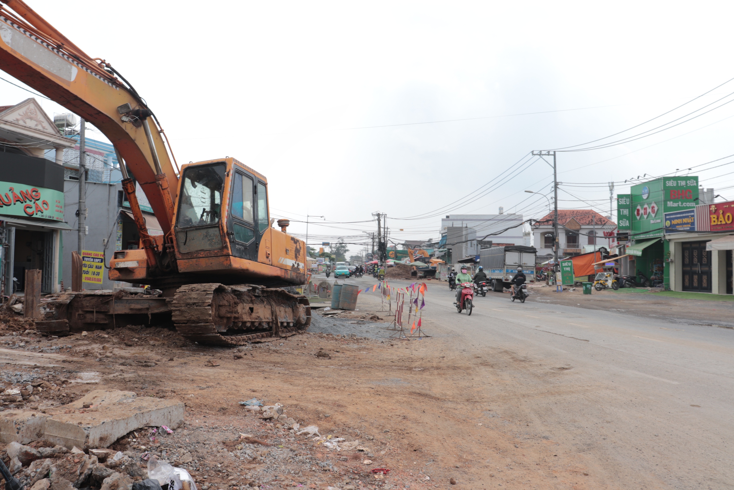 Người dân ngóng trông dự án mở rộng đường Lã Xuân Oai: 'Xong sớm để còn làm ăn'- Ảnh 2.