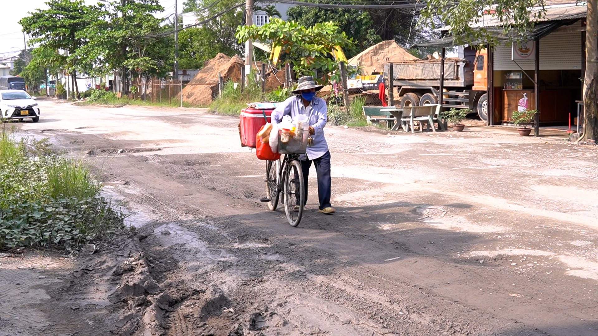 'Bẫy' chi chít trên đường Lò Lu, người dân chỉ dắt bộ, không dám chạy xe- Ảnh 8.